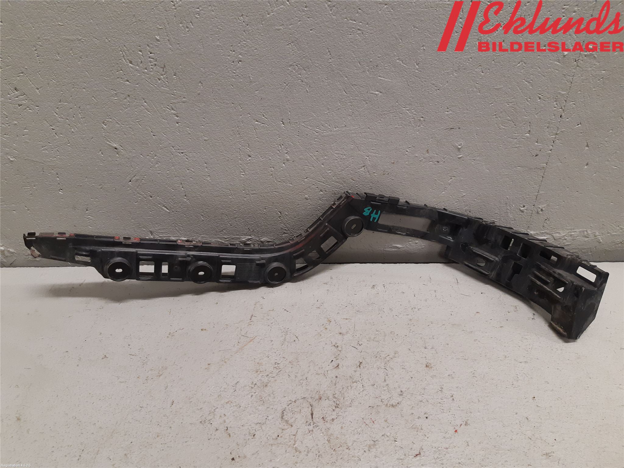 Volkswagen VW PASSAT 11-14 Stötfångarfäste Bak Hö