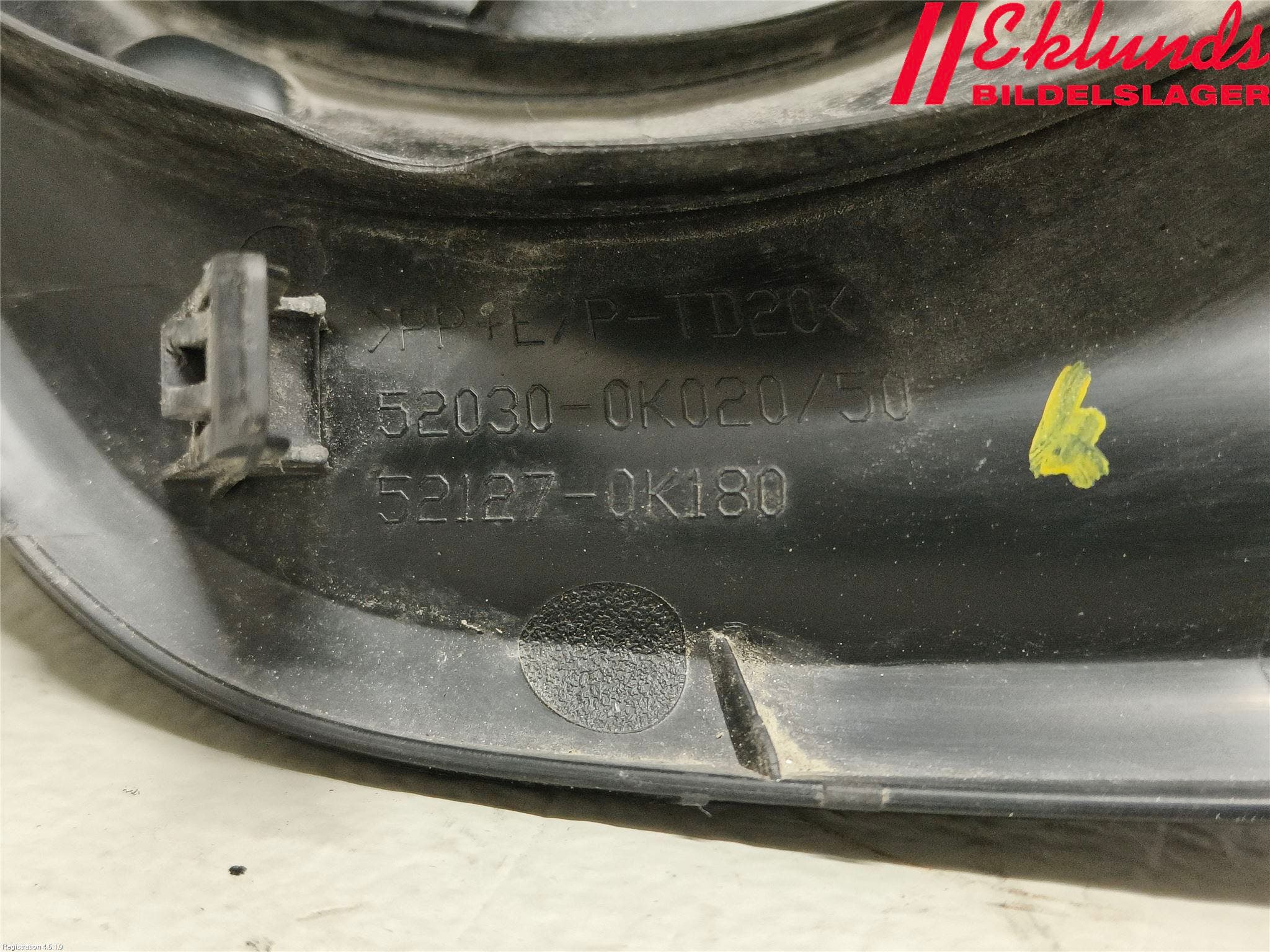 Toyota HILUX 16- Dimljussarg Fram