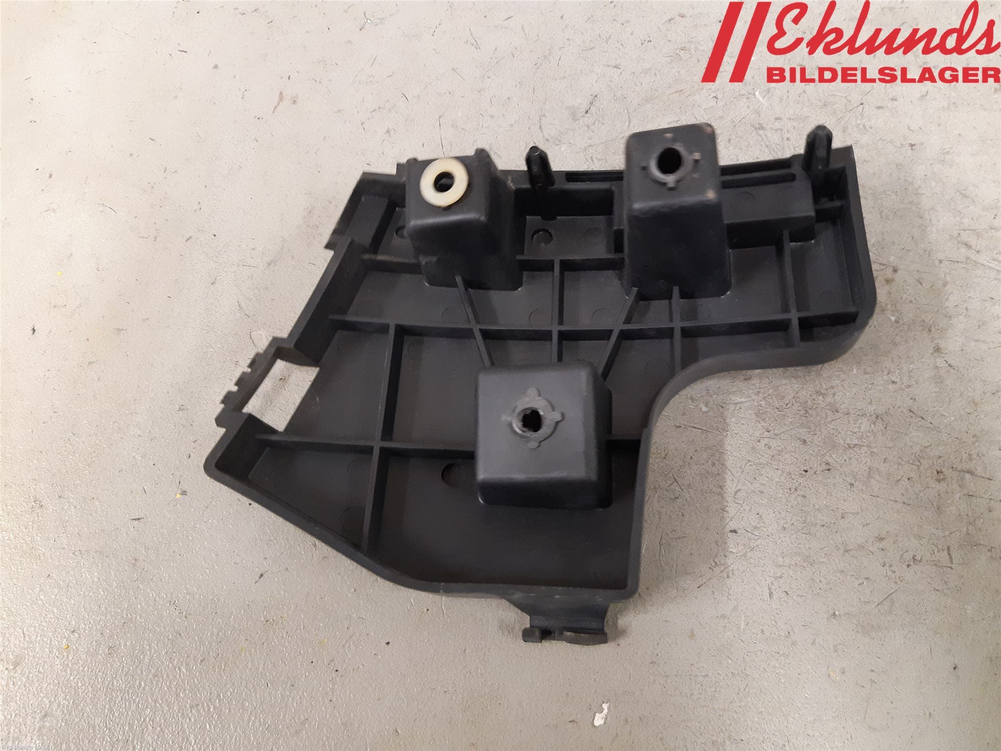 Volvo V60 11-13 Stötfångarfäste Bak Vä