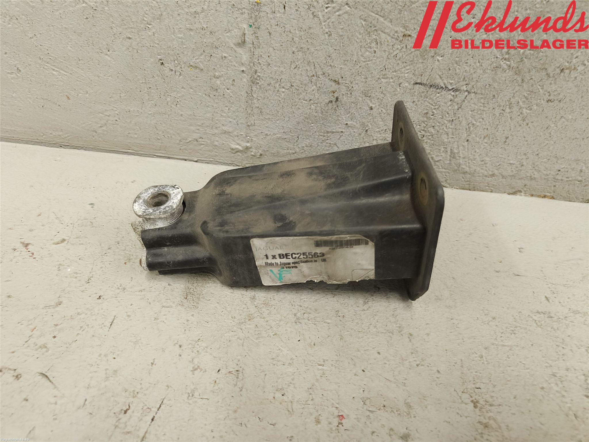 Jaguar XJ X308        98-02 Stötfångarbärjärn Fram