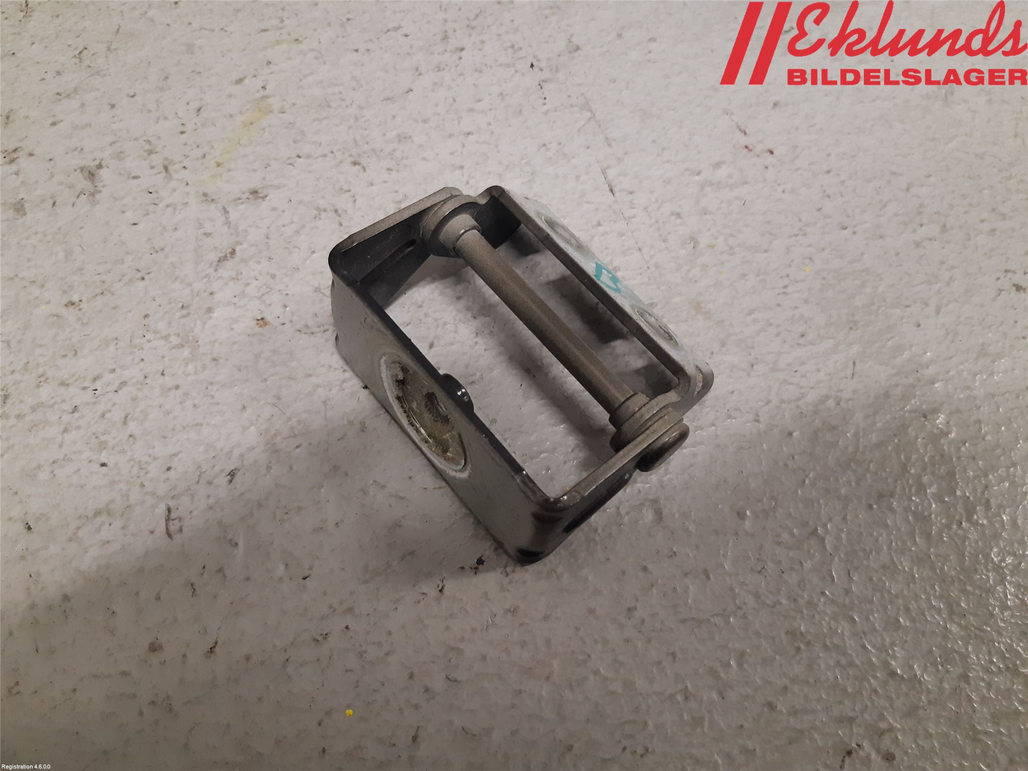 Fiat 500e 20- Bakluckegångjärn Vä