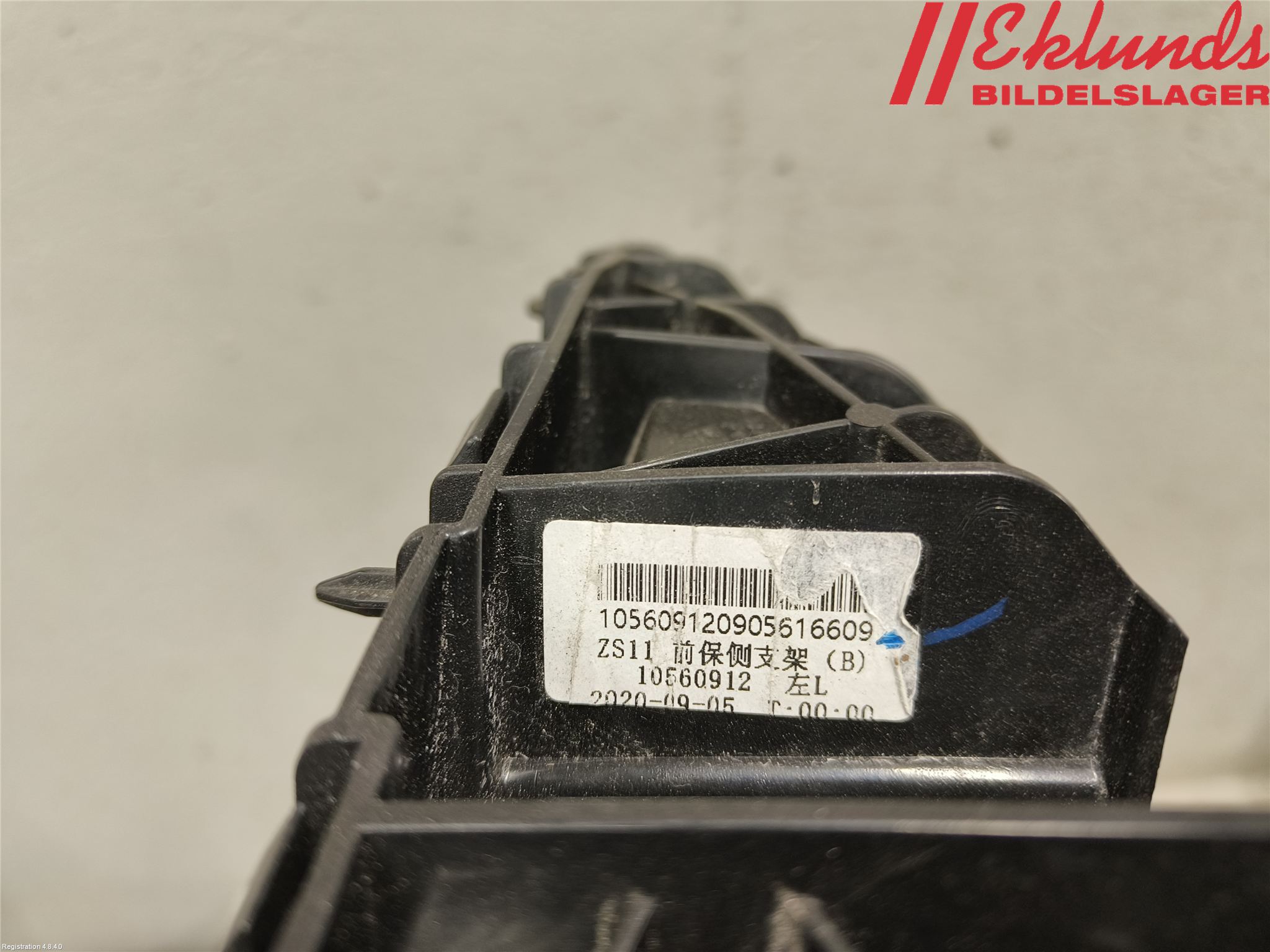 MG ZS EV 20- Stötfångarfäste Fram Vä