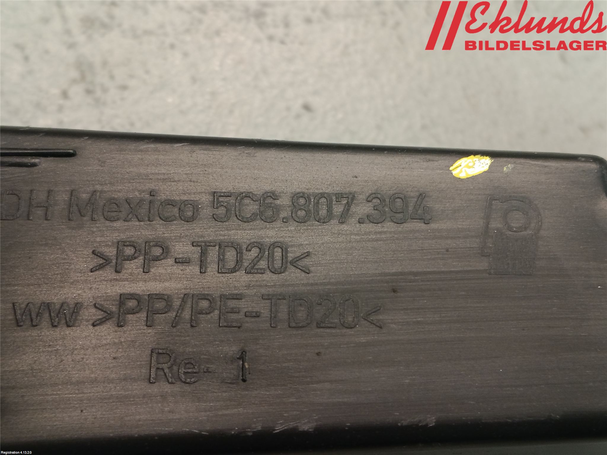 Volkswagen VW JETTA VI 11- Stötfångarfäste Bak Hö