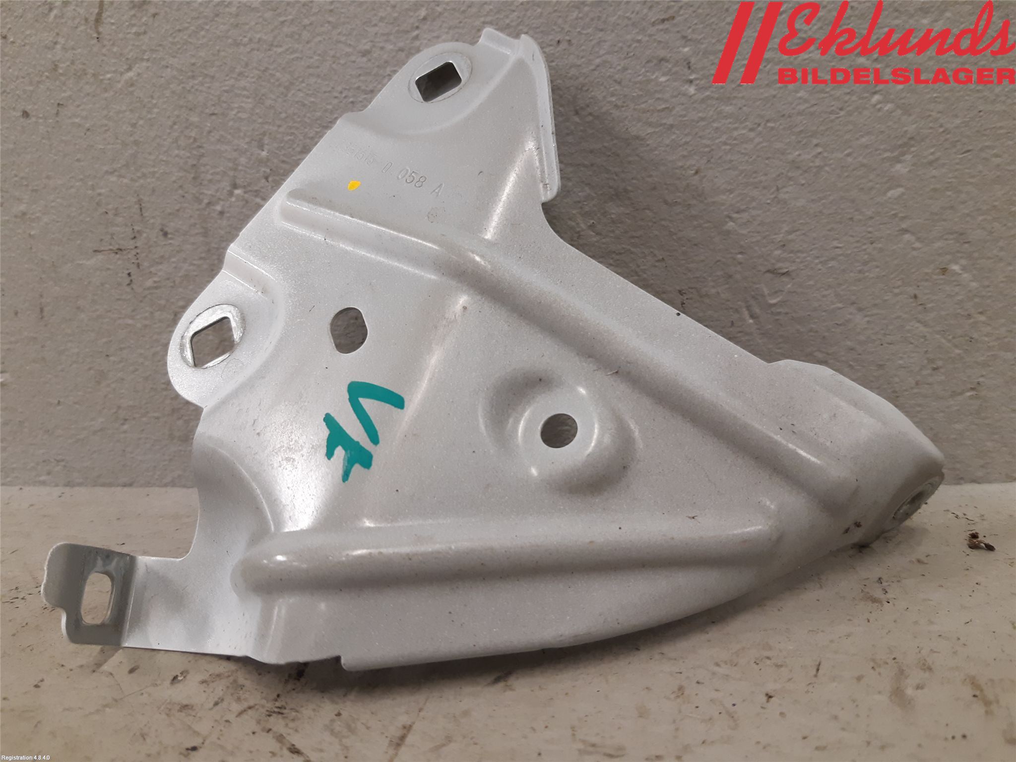 BMW X1 F48 15-22 Skärmfäste Fram Vä