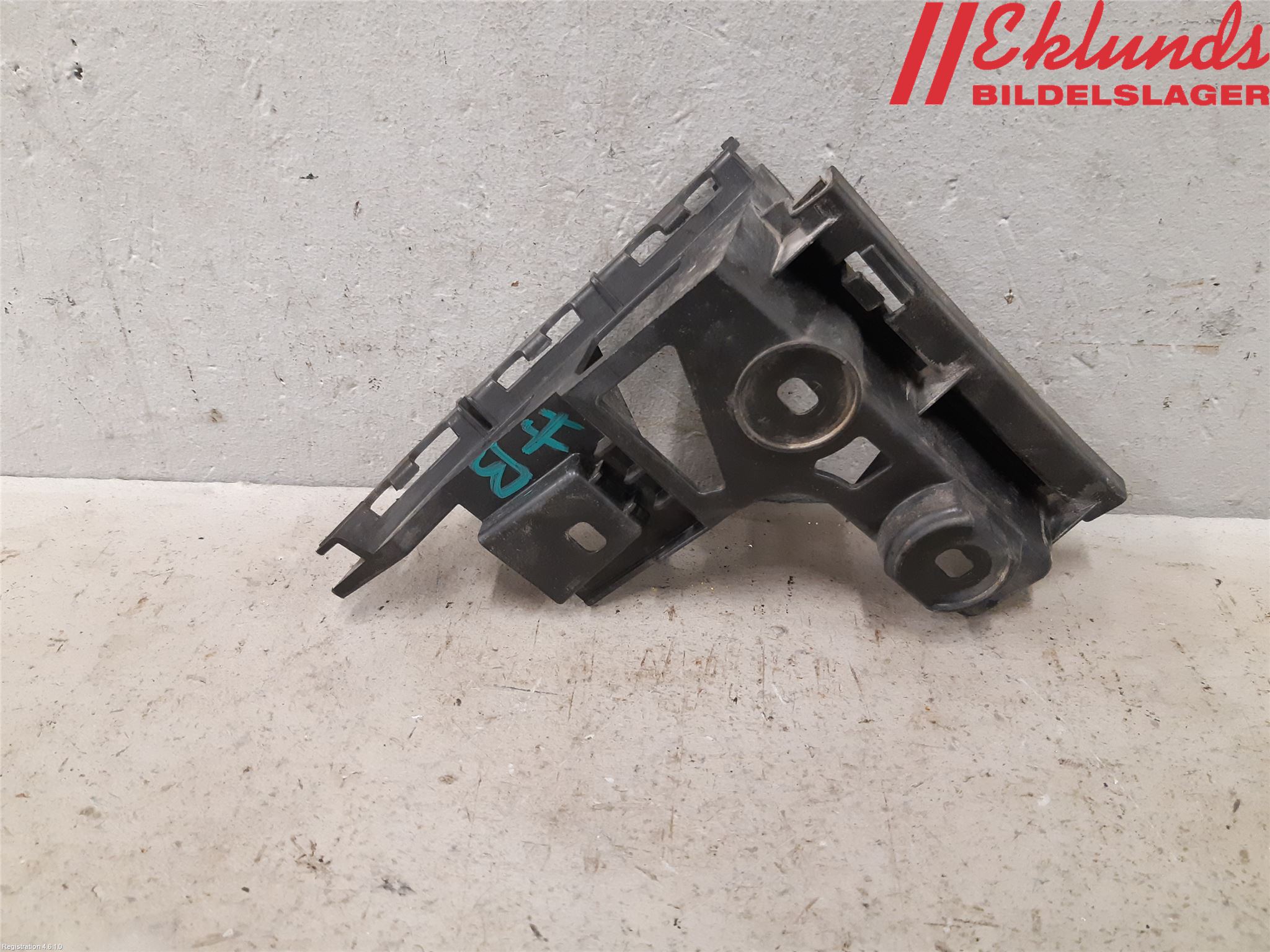 Volkswagen VW TOURAN 10-15 Stötfångarfäste Bak Hö