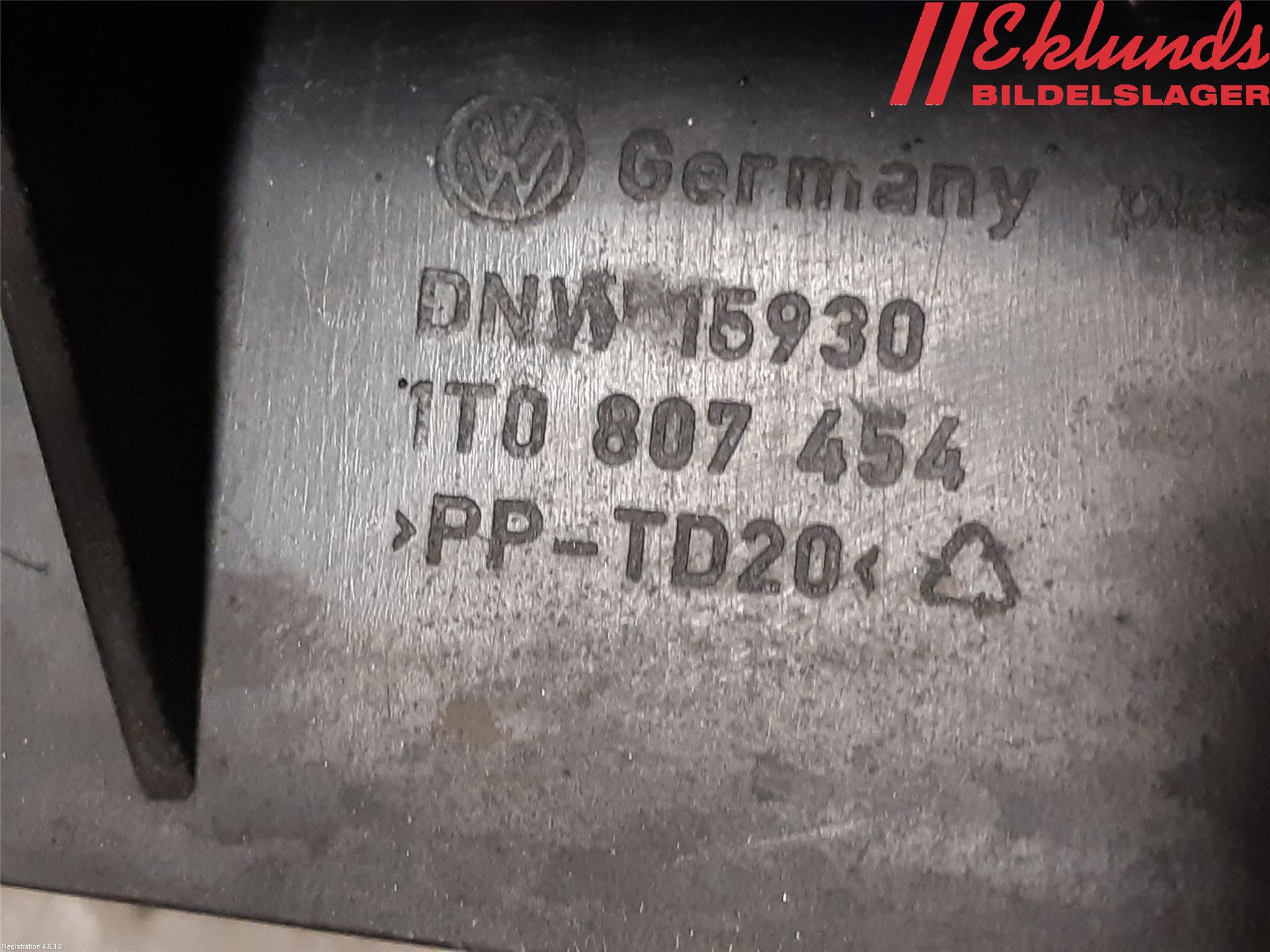 Volkswagen VW TOURAN 10-15 Stötfångarfäste Bak Hö