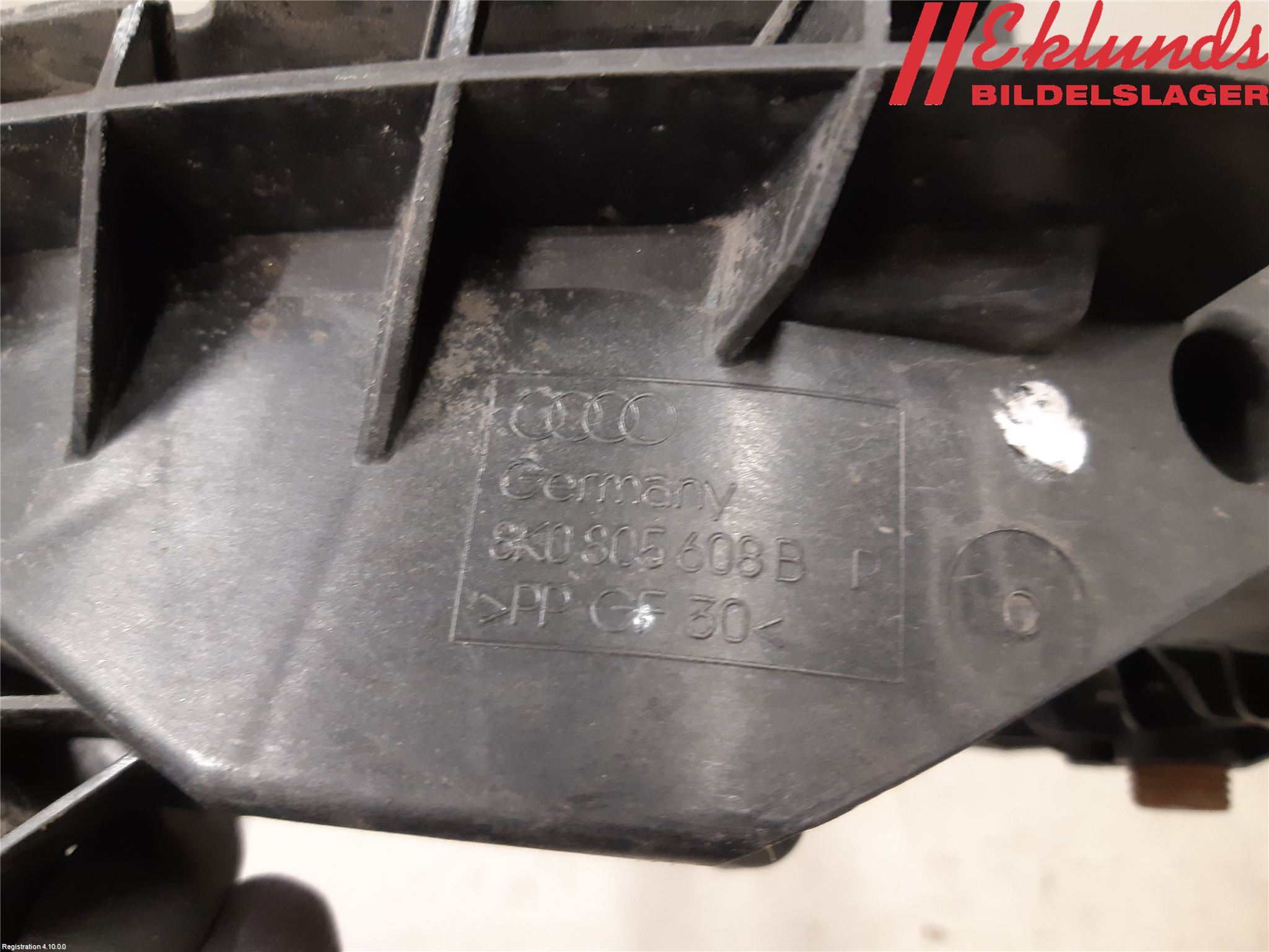 Audi A4 12-15 Strålkast Fästsarg