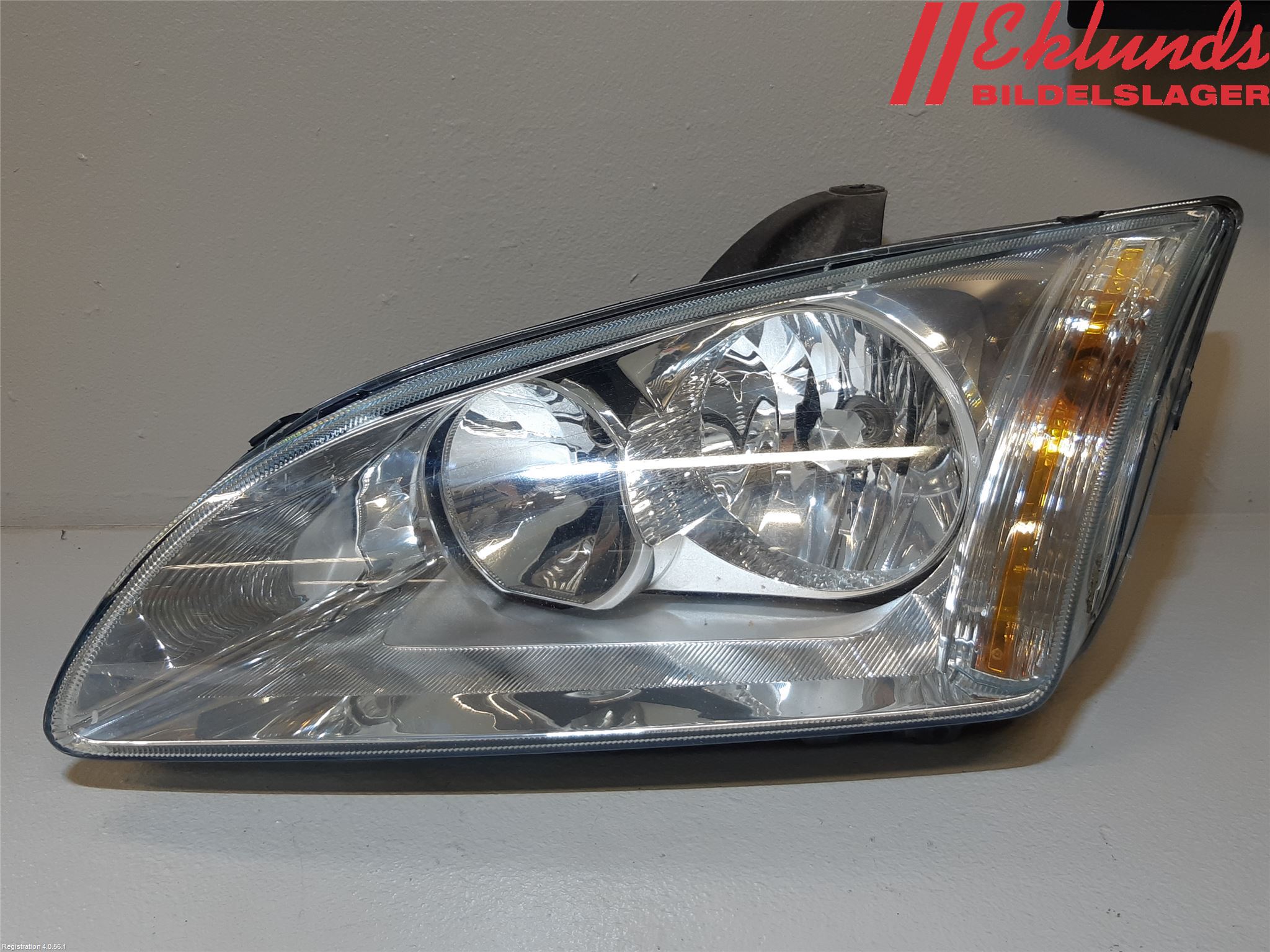 Ford FOCUS     04-07 Strålkastare Vänster