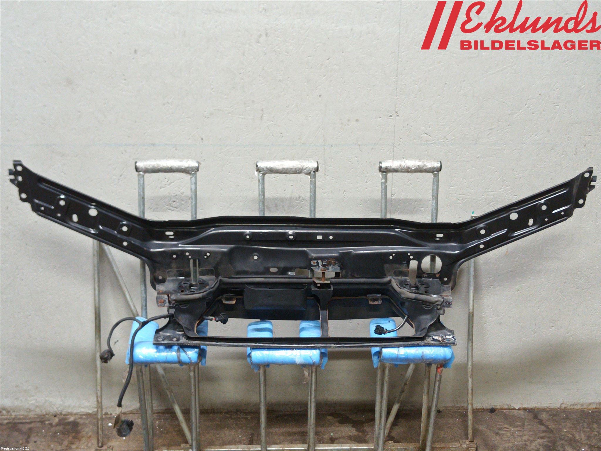 Volvo V70 05-08 Front Huvlåsplåt-Balk