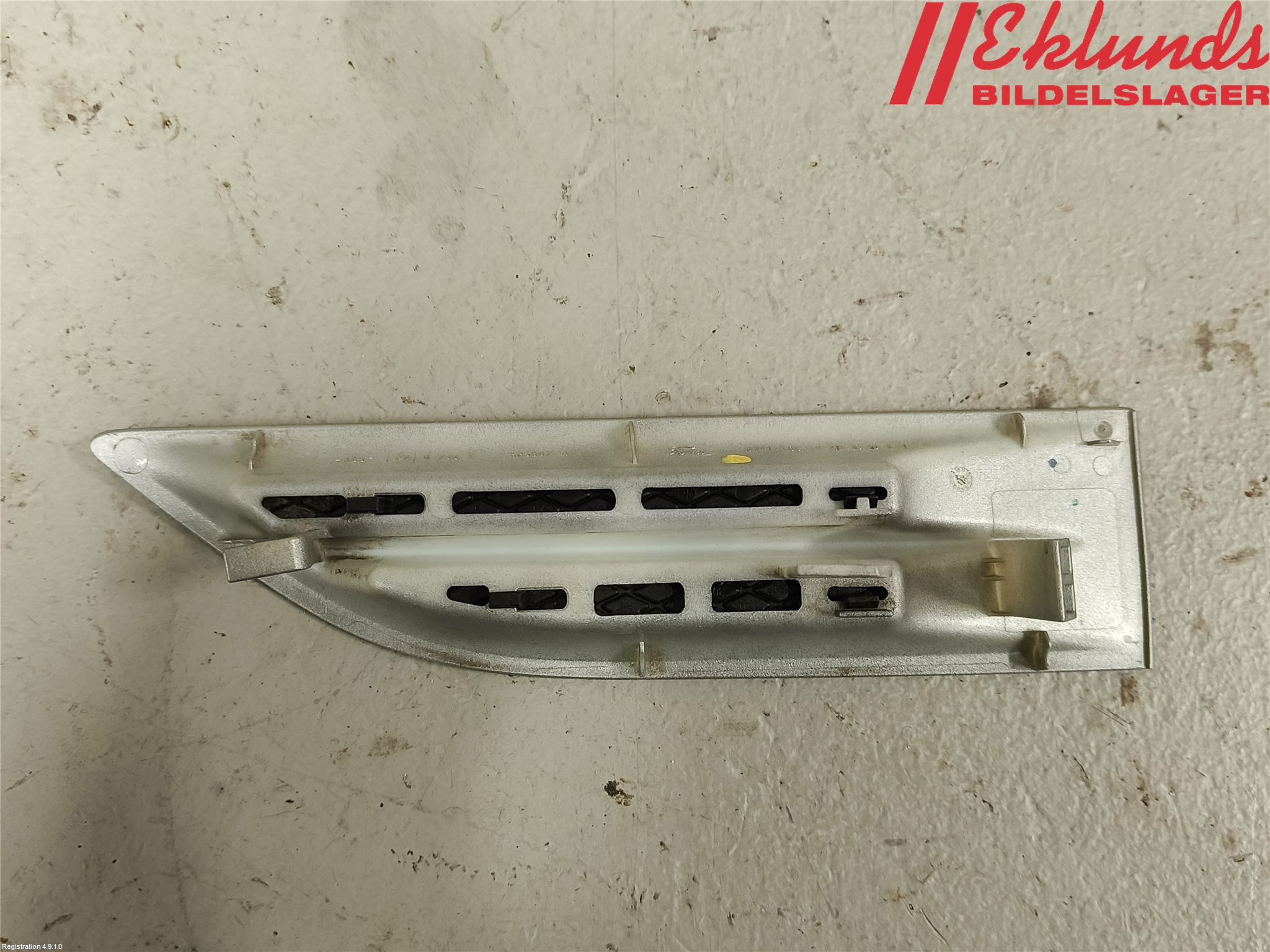 Ford KUGA 08-12 List Framskärm Hö