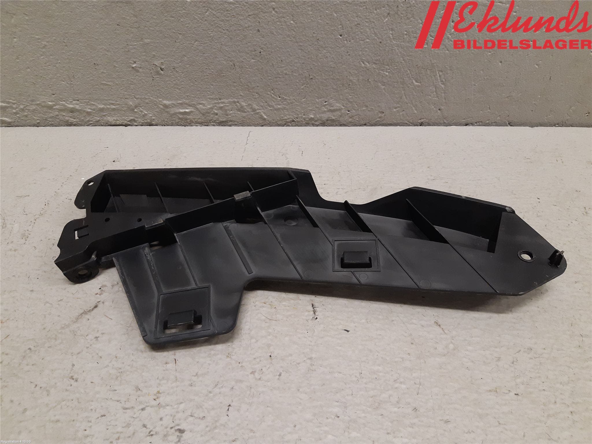 Volvo V70 08-13 Strålkast Fästsarg