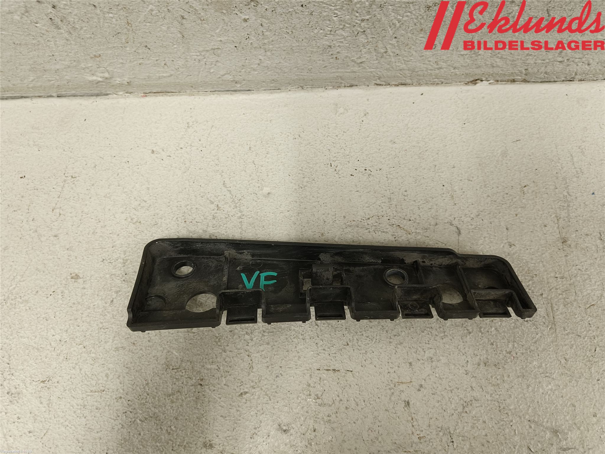 Volvo V60 19- Skärmfäste Fram Vä