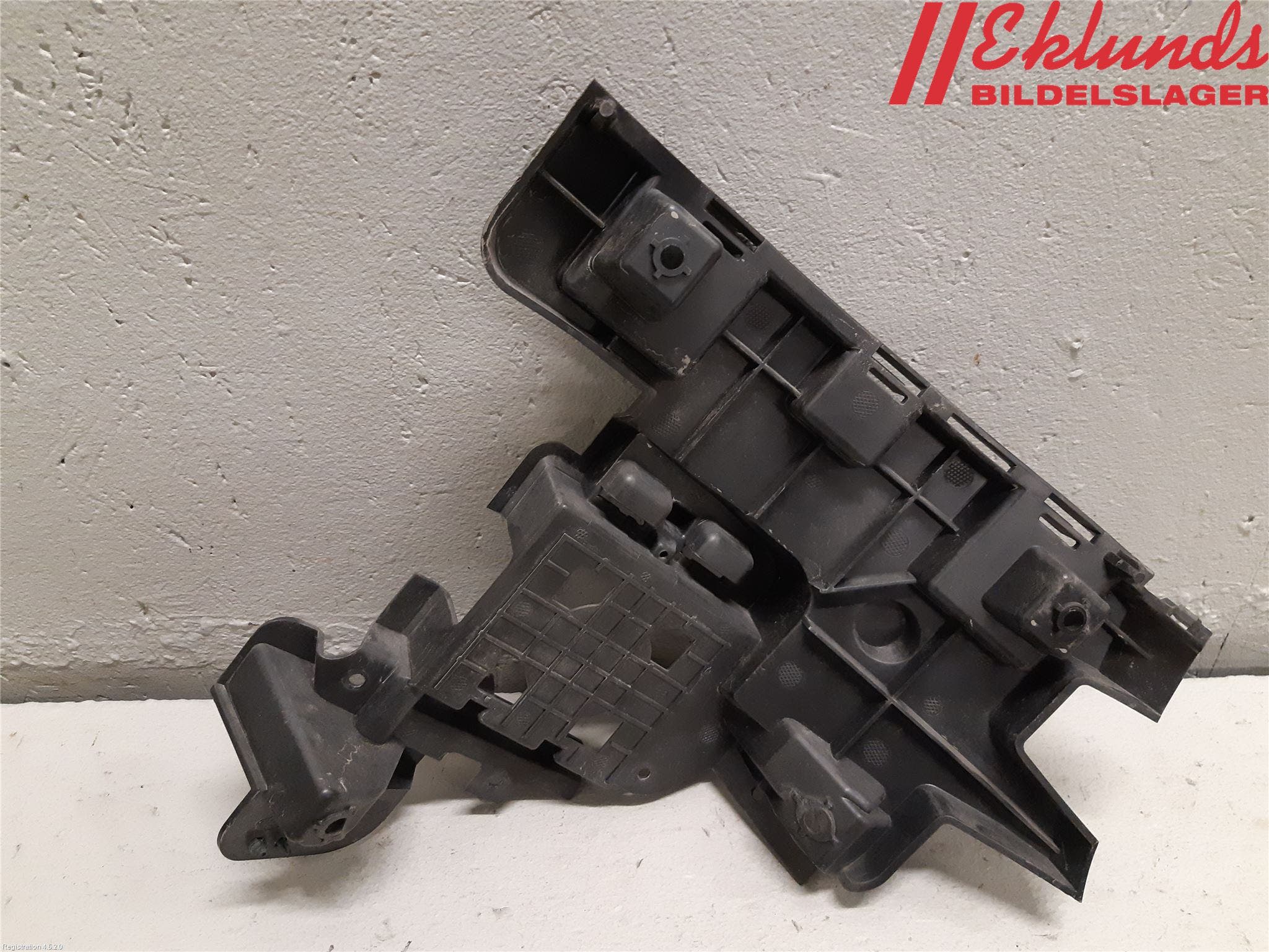 Volvo S60 14-18 Stötfångarfäste Bak Hö