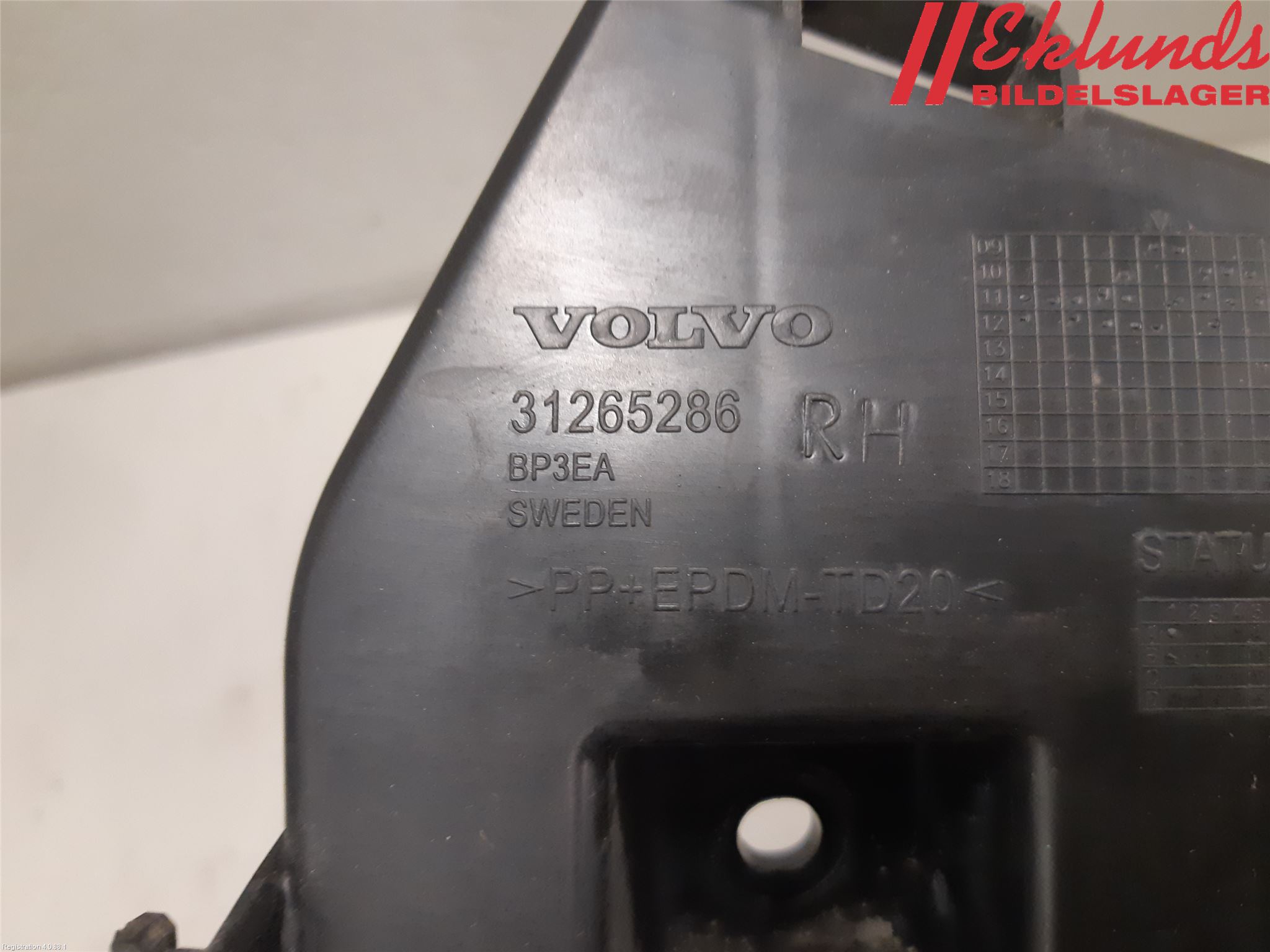 Volvo V60 11-13 Stötfångarfäste Bak Hö