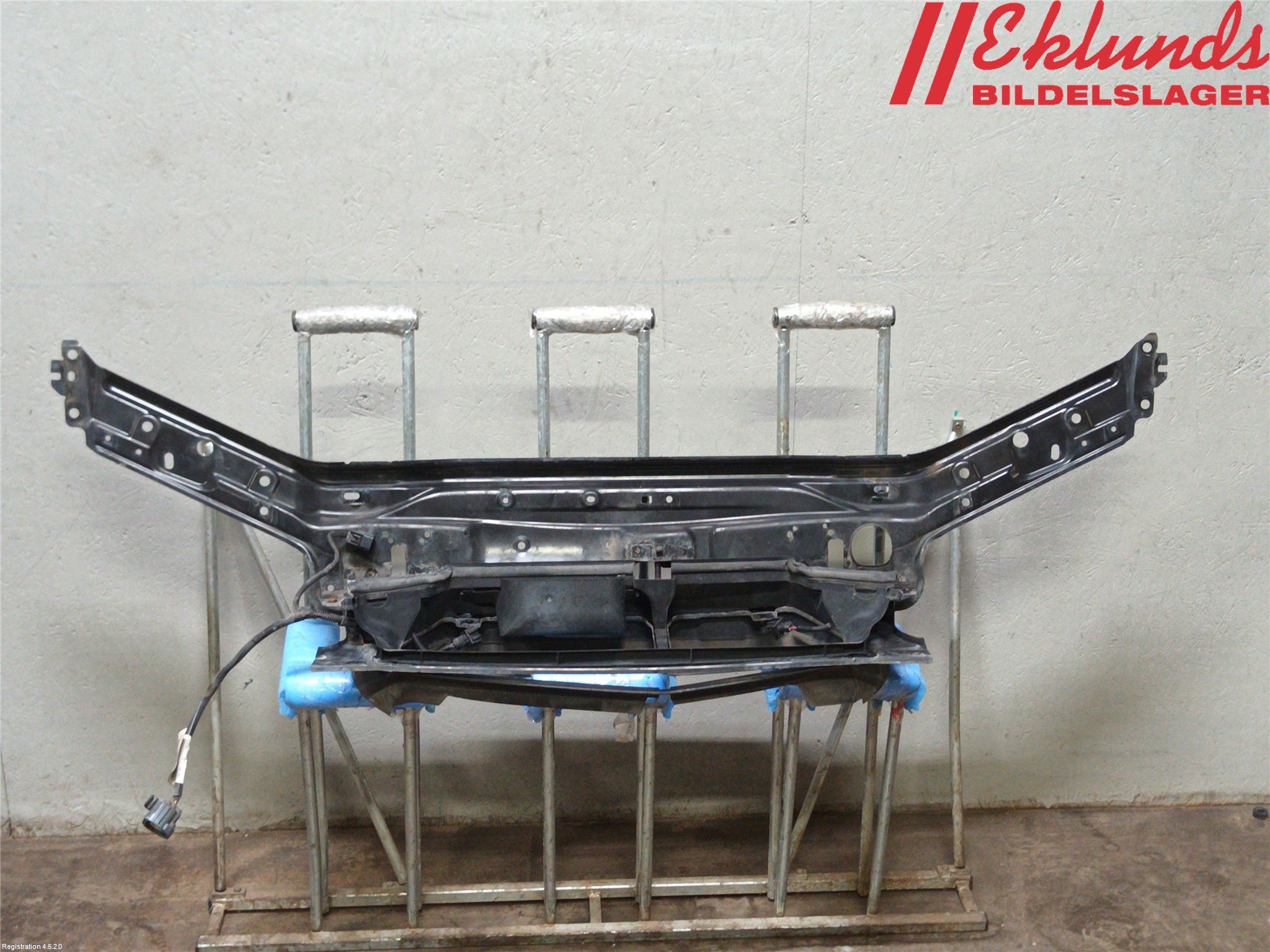 Volvo V70 05-08 Front Huvlåsplåt-Balk