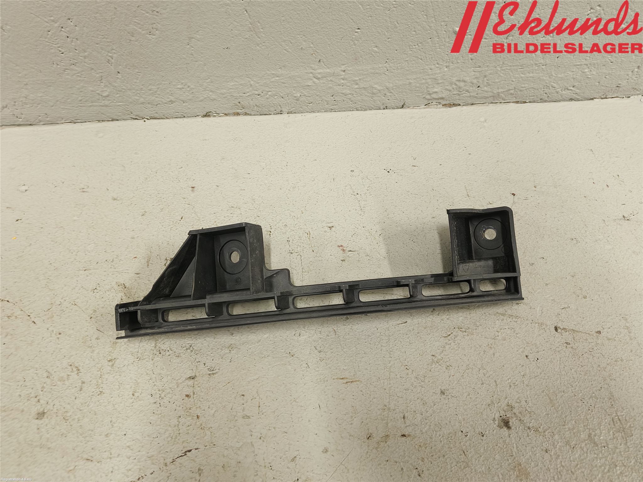 Volkswagen VW CADDY      04-10 Stötfångarfäste Fram Hö