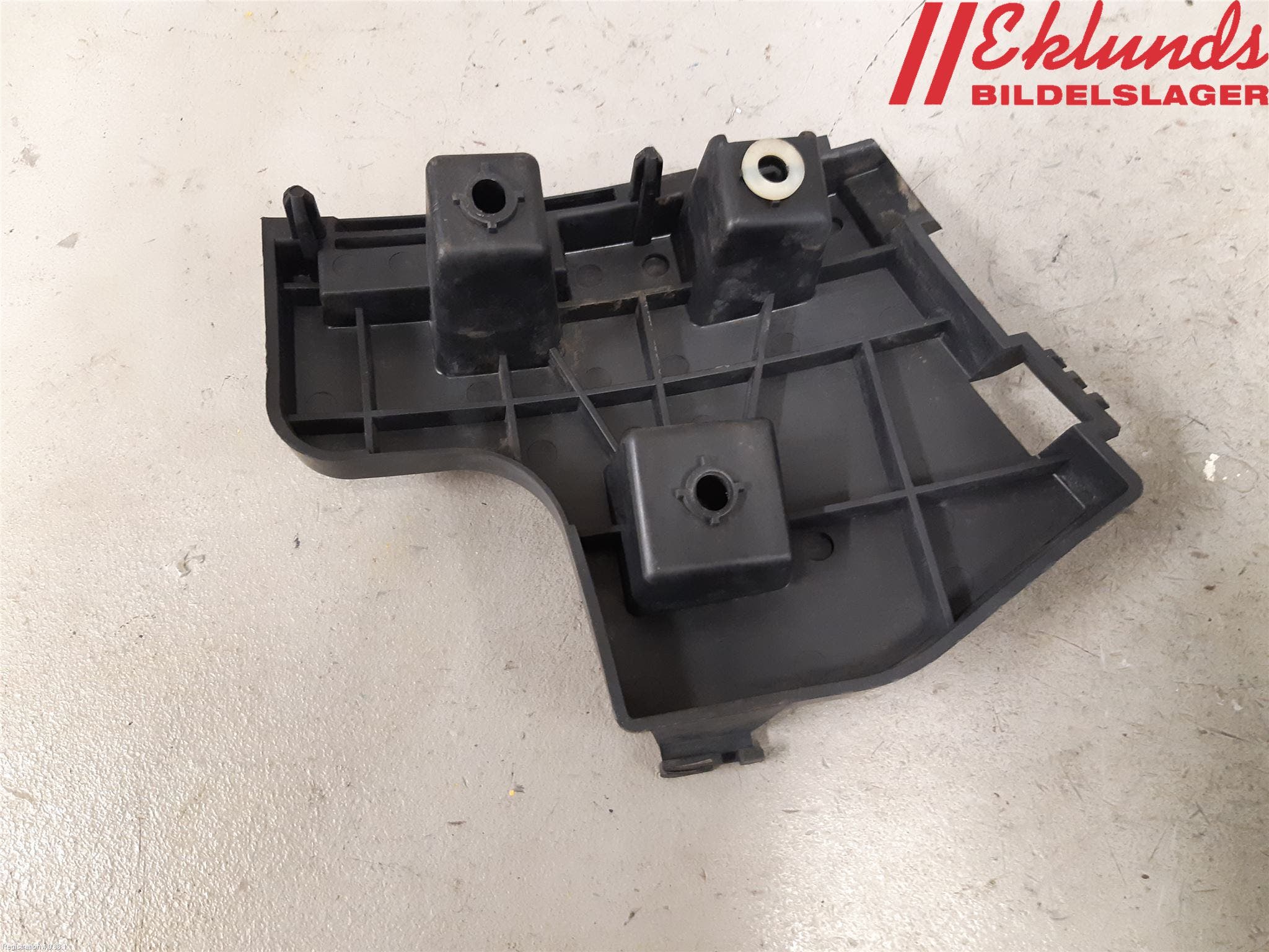 Volvo V60 11-13 Stötfångarfäste Bak Hö