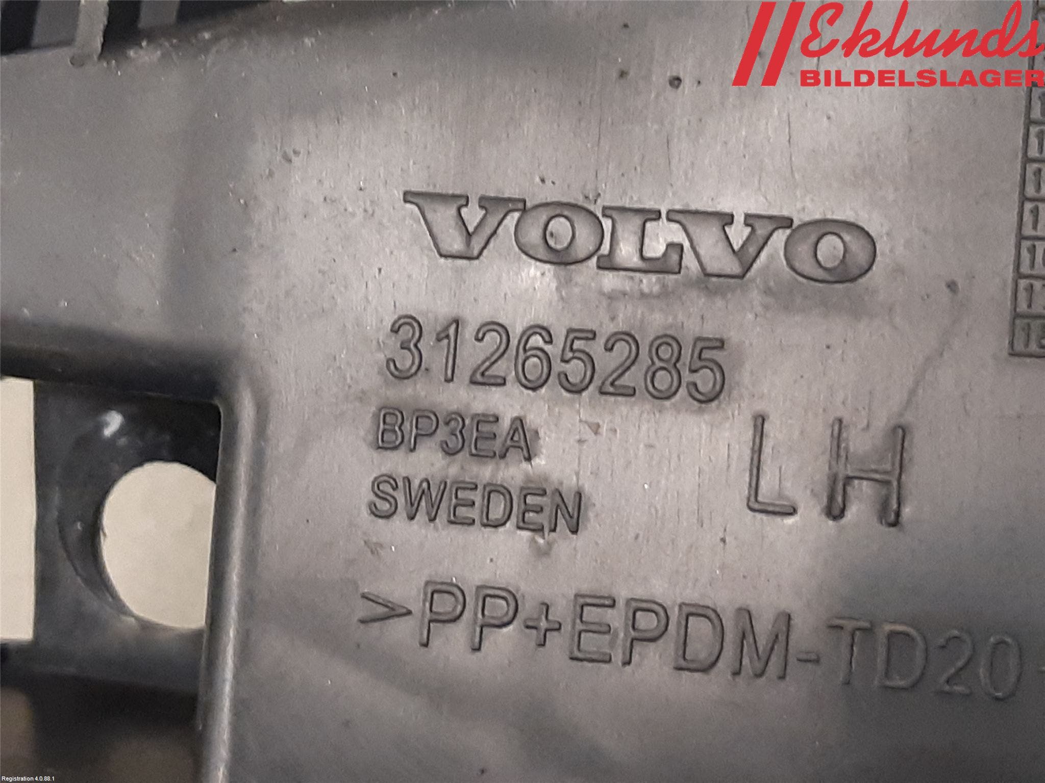 Volvo V60 11-13 Stötfångarfäste Bak Vä