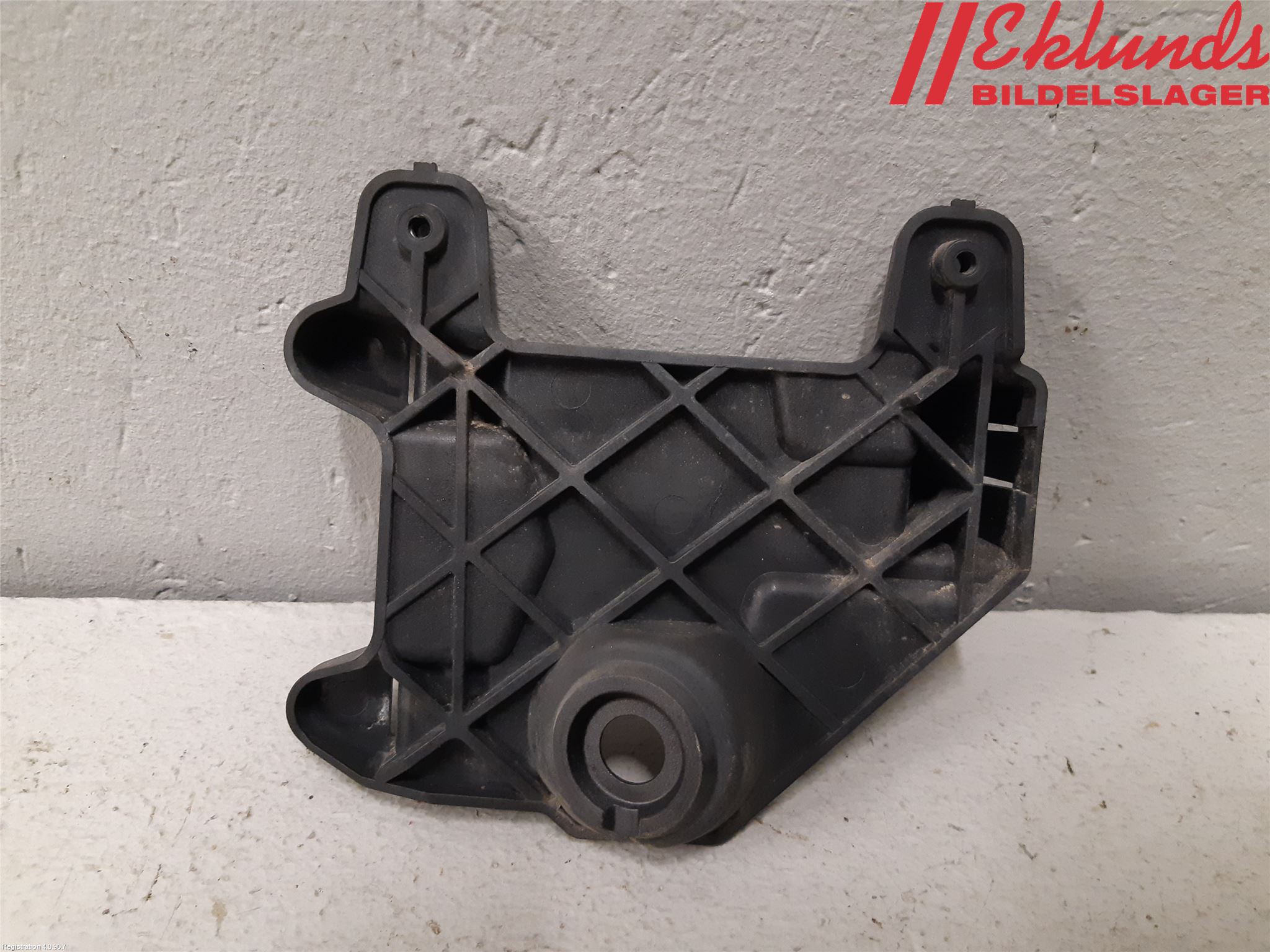 BMW 3 F30/F31/F80 12-19 Stötfångarfäste Bak Hö
