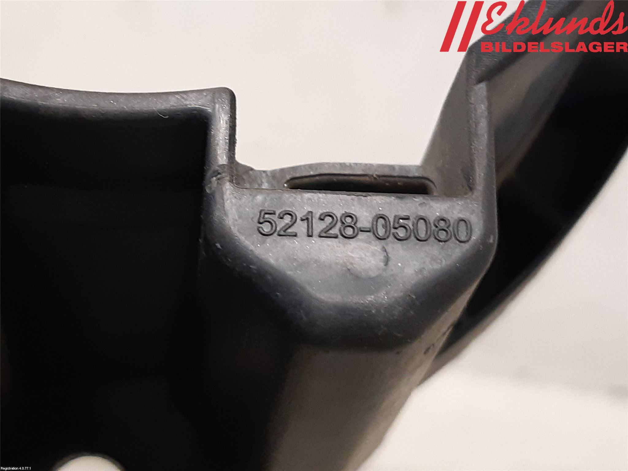 Toyota AVENSIS 09-15 Dimljussarg Fram
