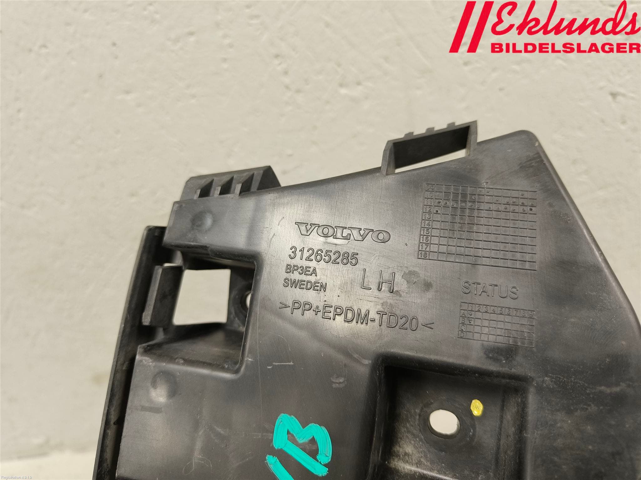 Volvo V60 11-13 Stötfångarfäste Bak Vä