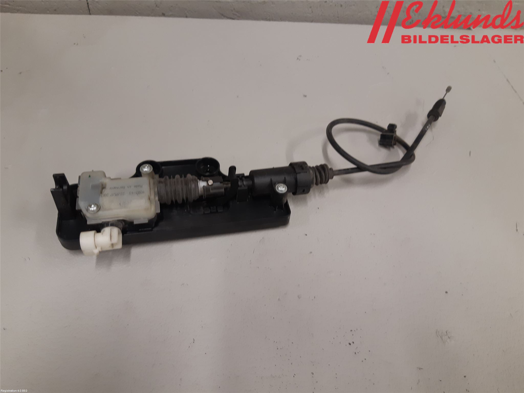 Tesla MODEL S 13- Huvlås Wire-Spak