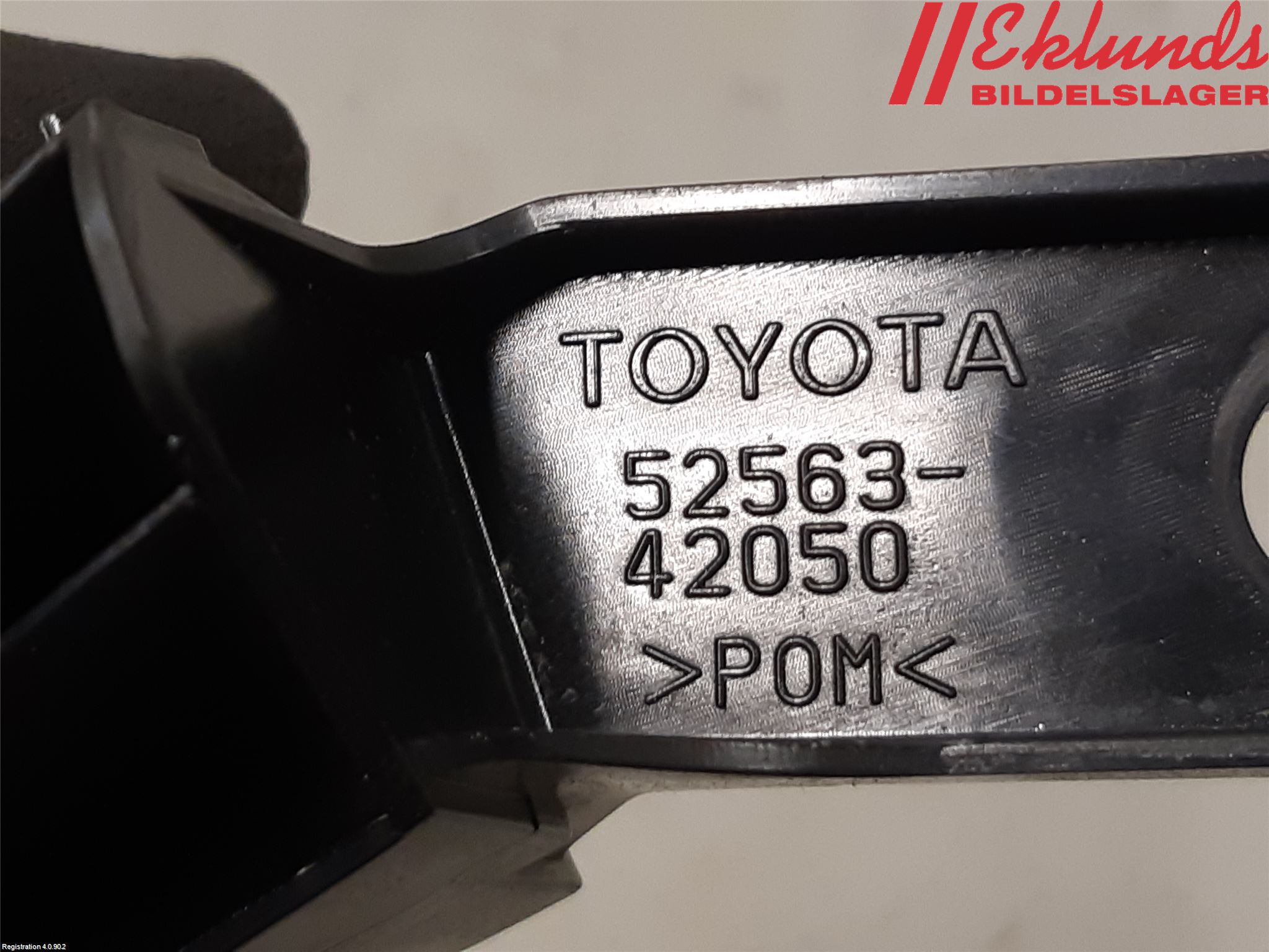 Toyota RAV4 19- Stötfångarfäste Bak Hö