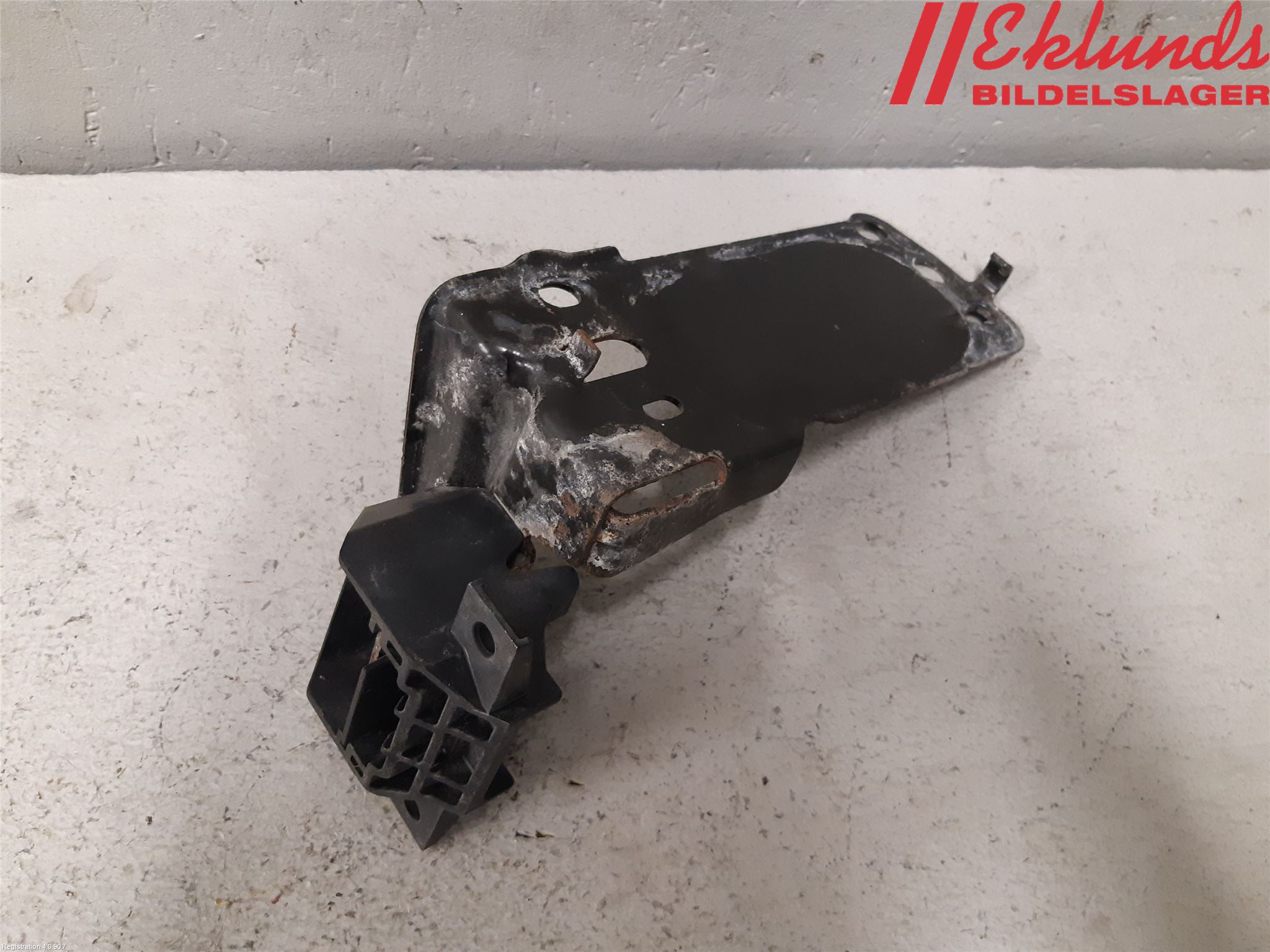 BMW 3 E90/91 SED/TOU 05-12 Kylarfäste-Ram-Balk