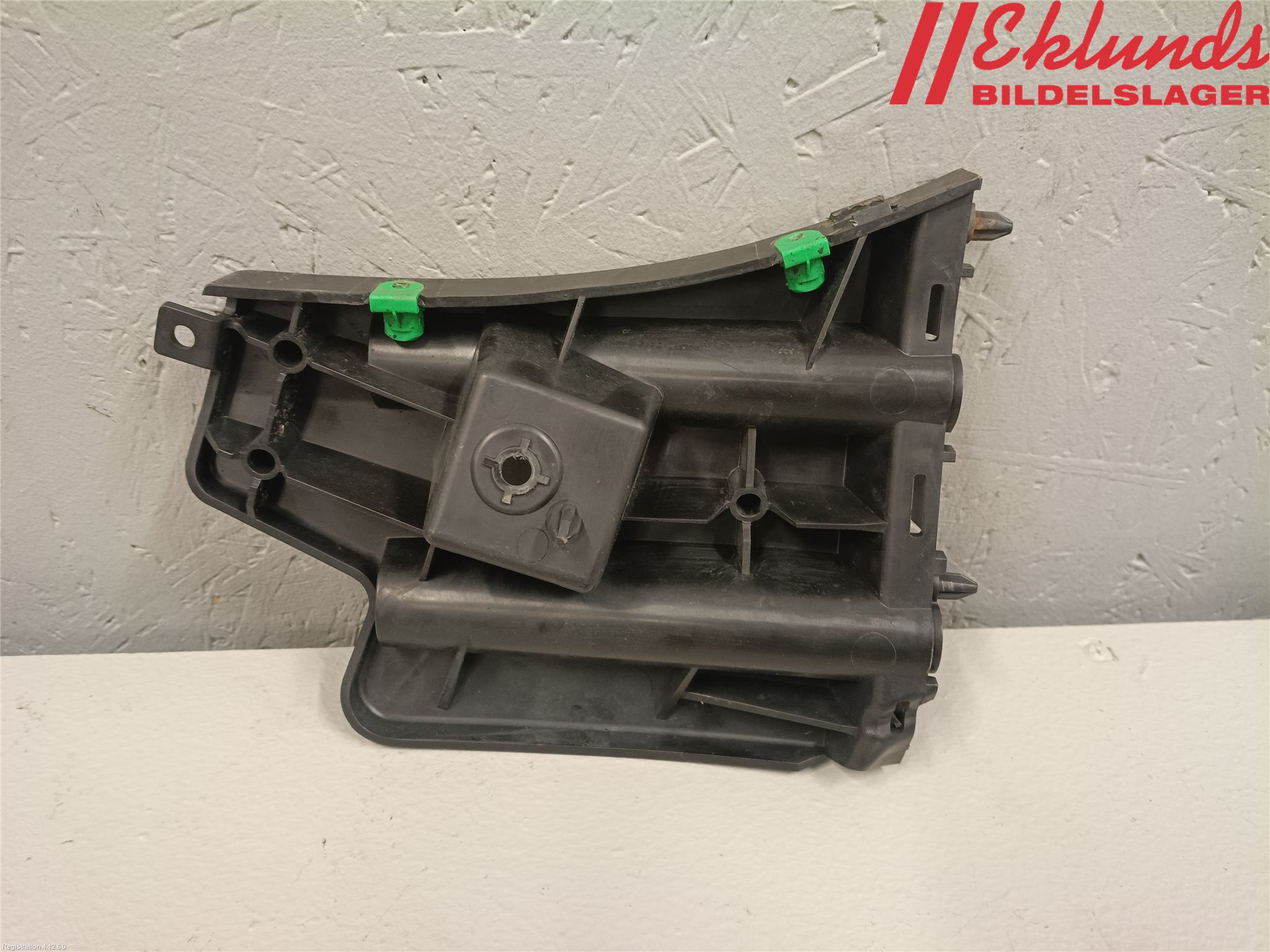 Volvo V60 11-13 Stötfångarfäste Fram Vä