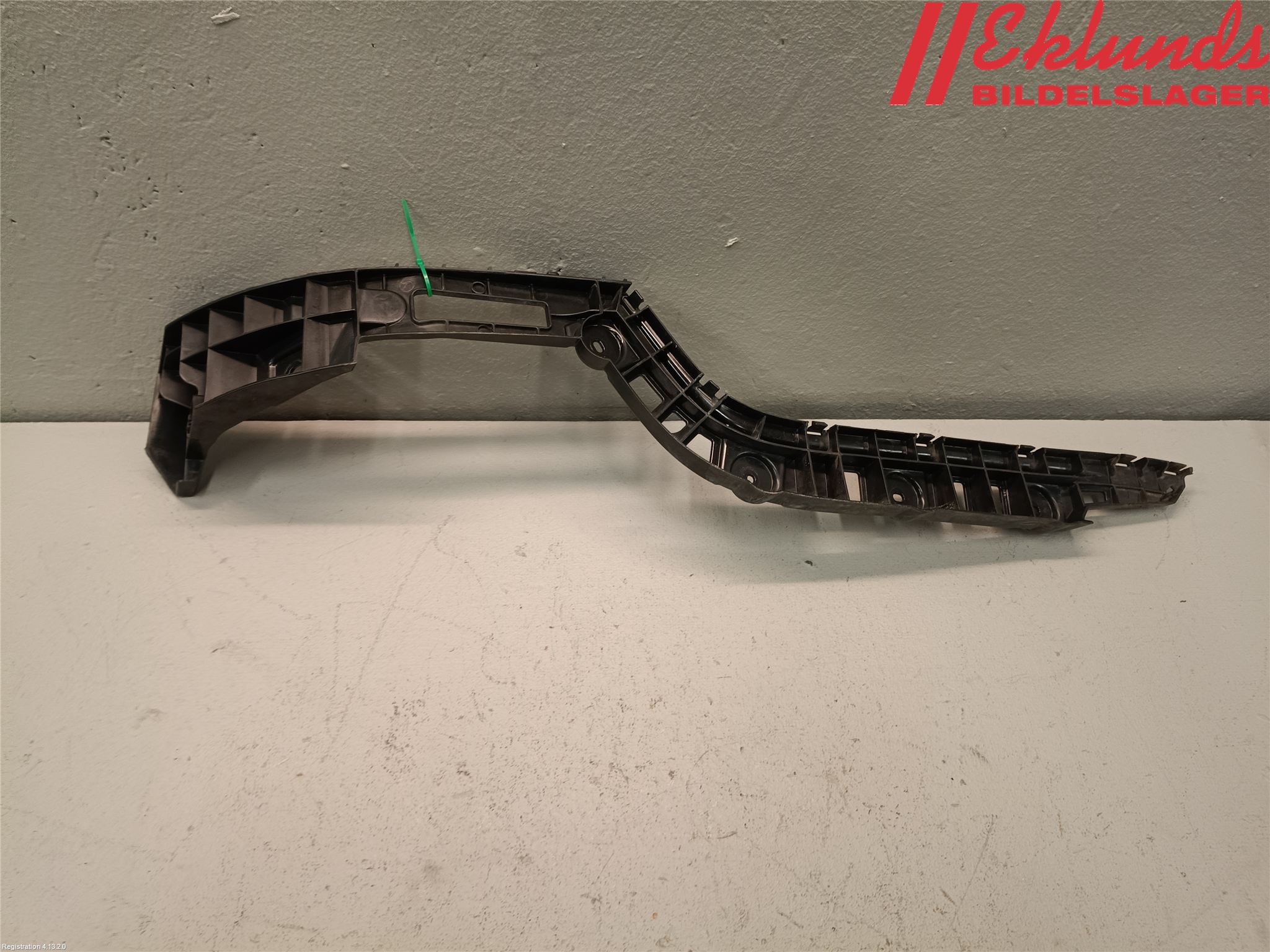 Volkswagen VW PASSAT 11-14 Stötfångarfäste Bak Hö