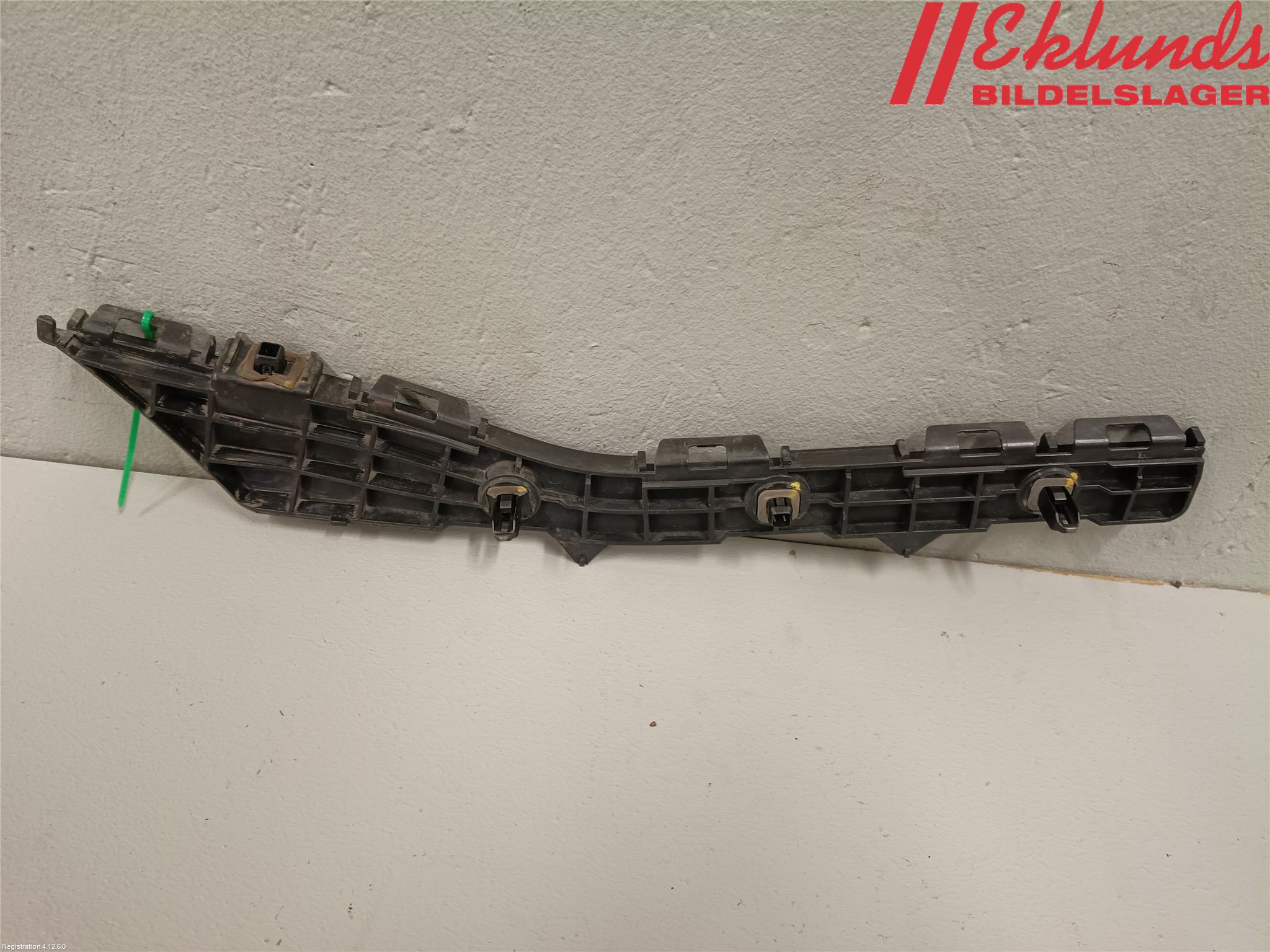 Toyota AVENSIS 09-15 Stötfångarfäste Bak Hö