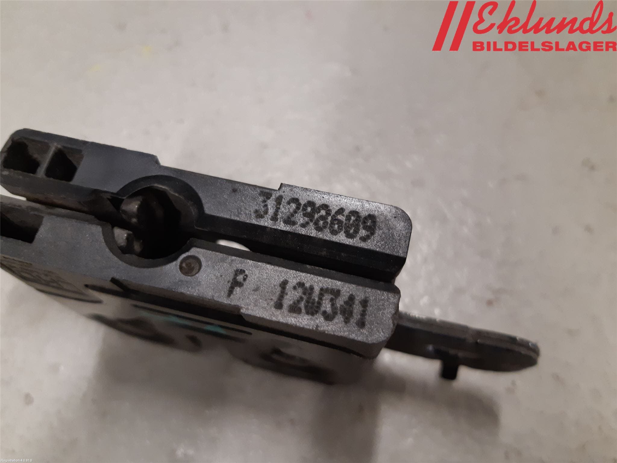 Volvo V70 08-13 Huvlås