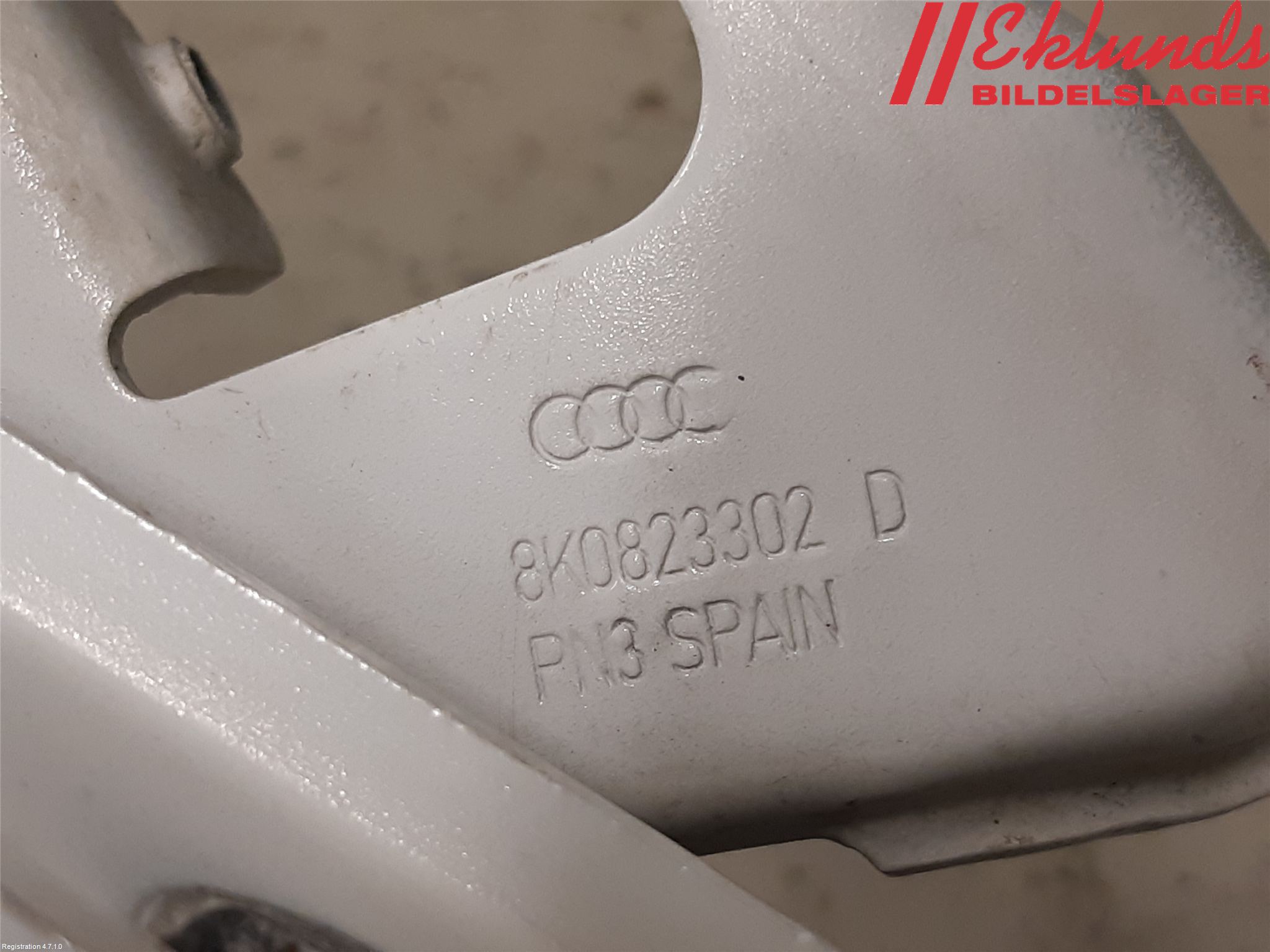 Audi A4 12-15 Huvgångjärn