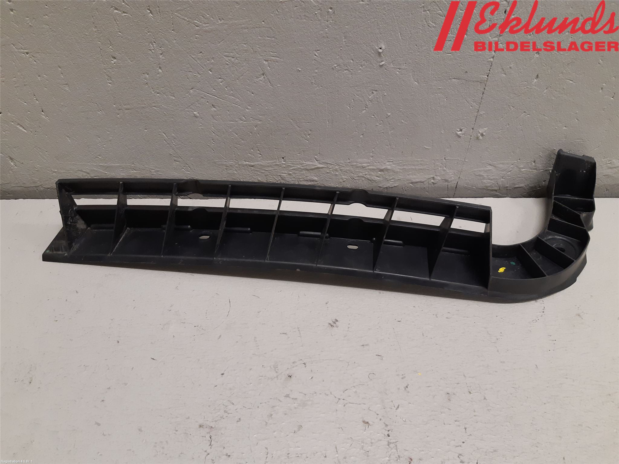 Skoda SUPERB 09-15 Stötfångarfäste Bak Hö