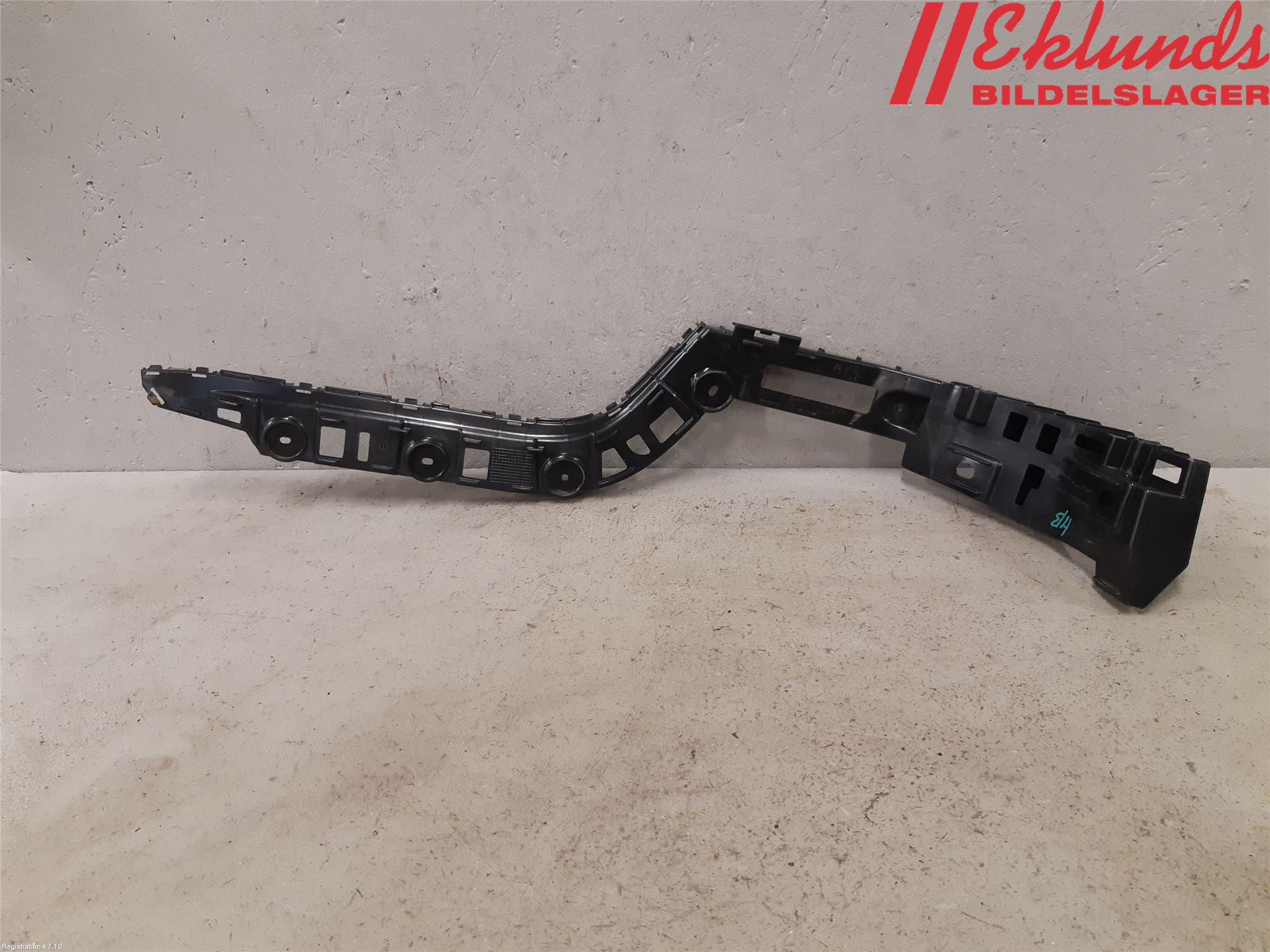 Volkswagen VW PASSAT 11-14 Stötfångarfäste Bak Hö