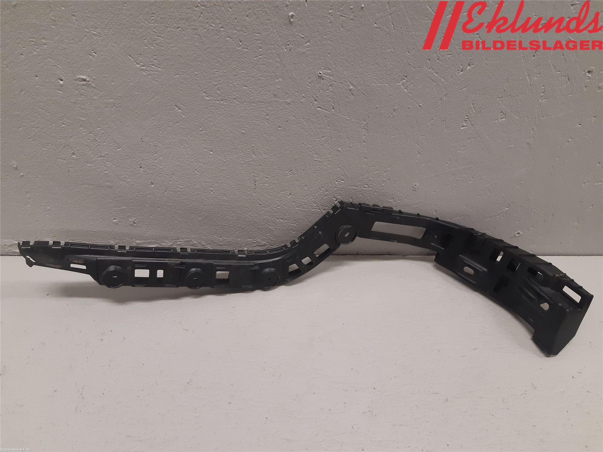 Volkswagen VW PASSAT 11-14 Stötfångarfäste Bak Hö