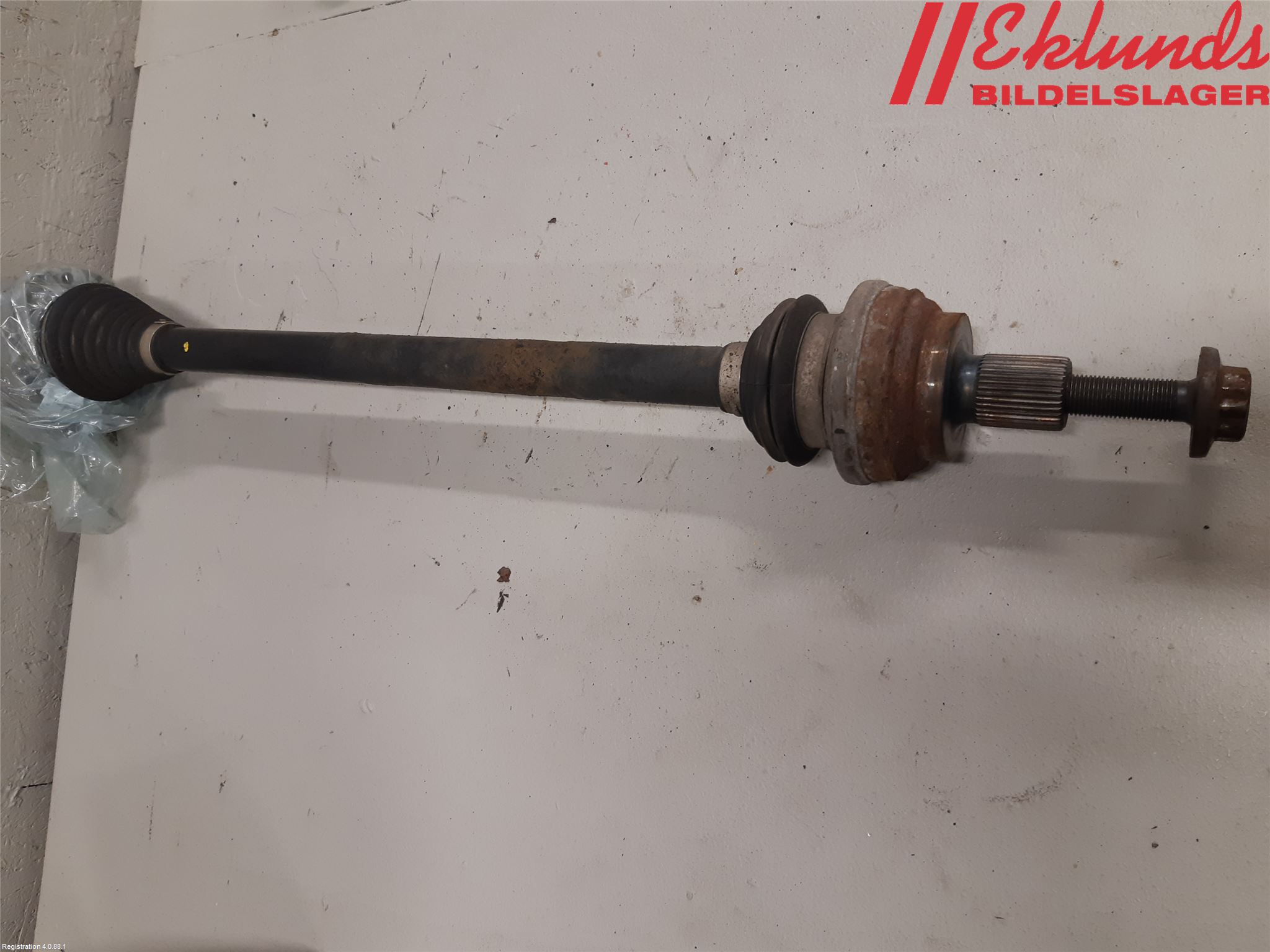 Volkswagen VW PASSAT 15-19 Drivaxel Bak Höger