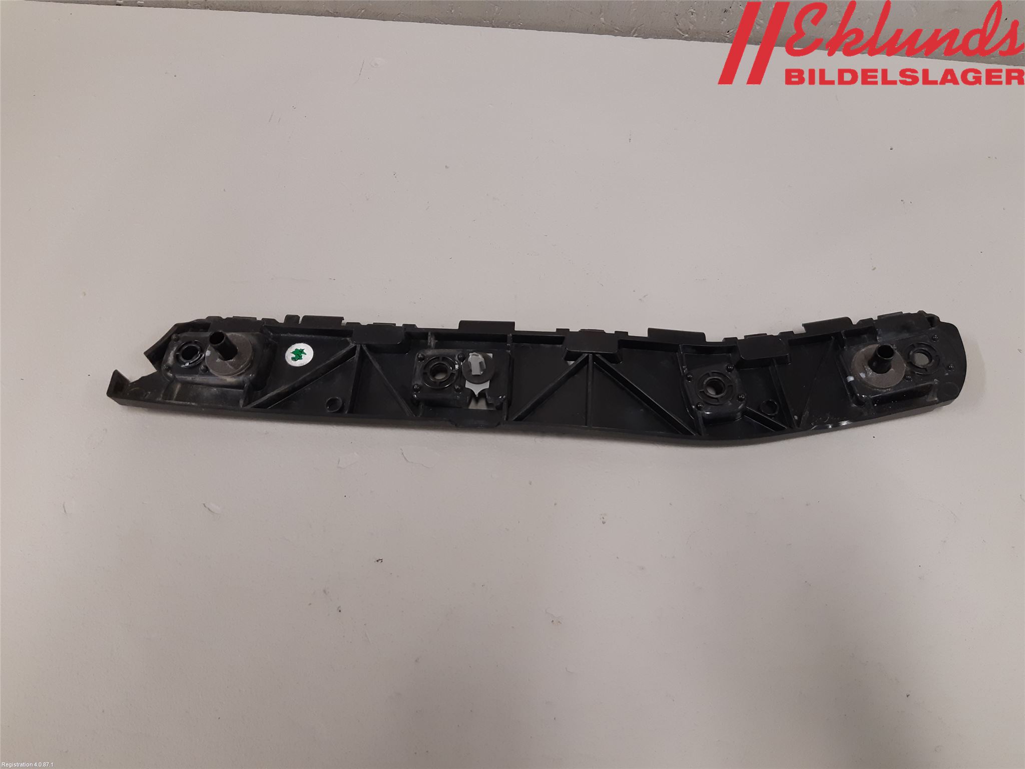 Ford KUGA 13-16 Stötfångarfäste Bak Vä