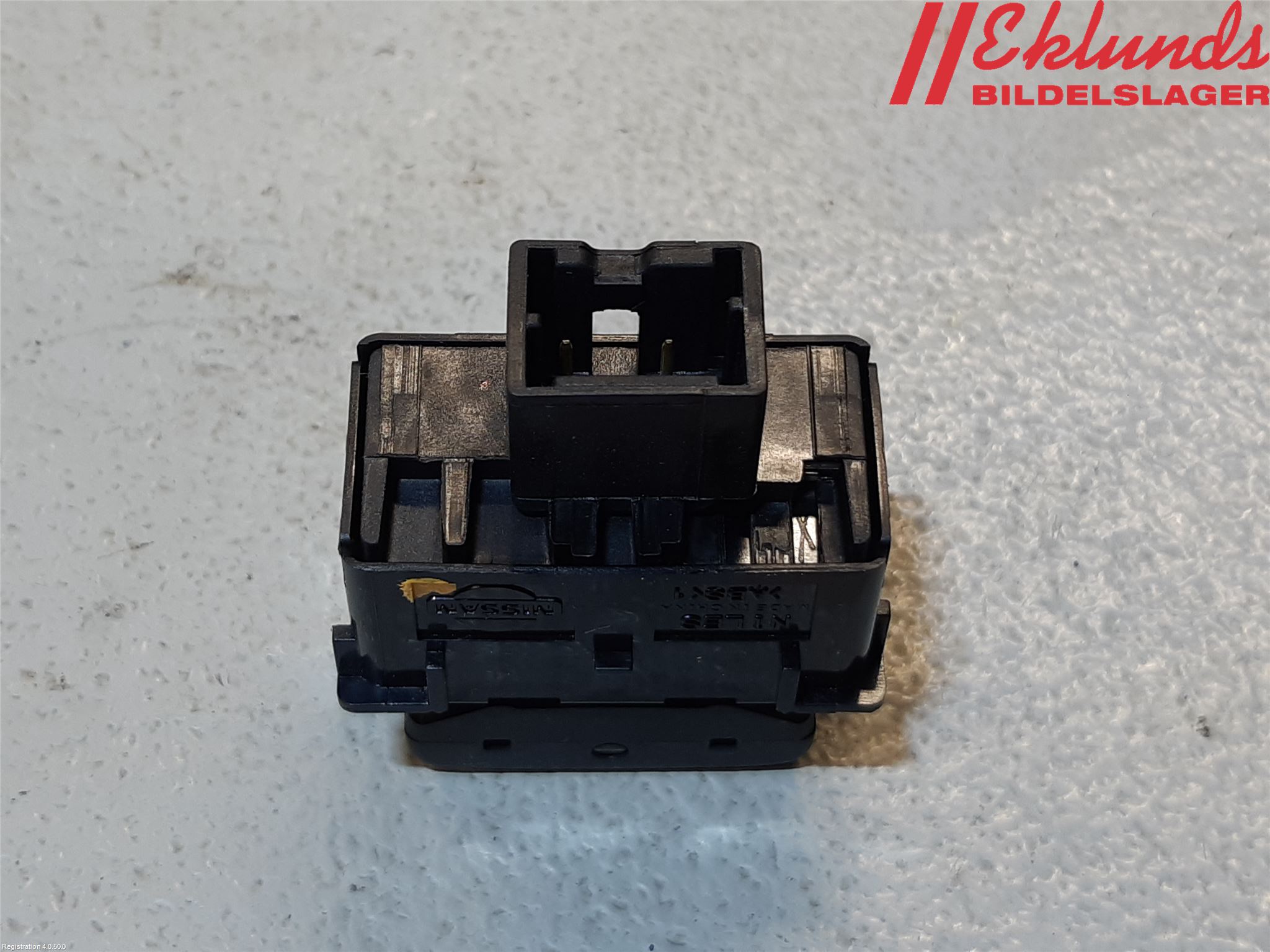 Nissan NAVARA, TREK-1 17-21 Strömställare Tanklucka