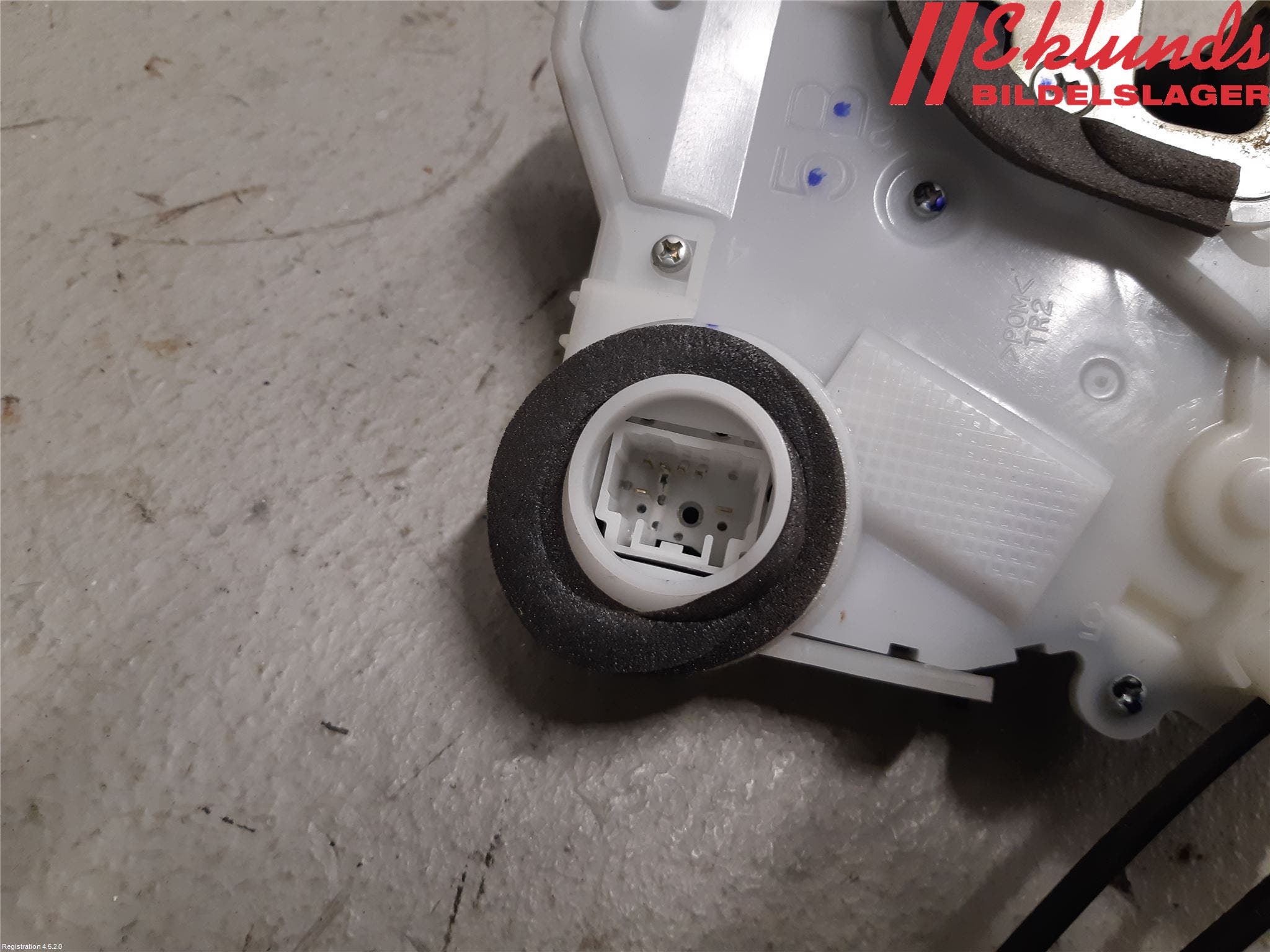 Toyota YARIS XP130 12-14 Låskista-Dörrlås