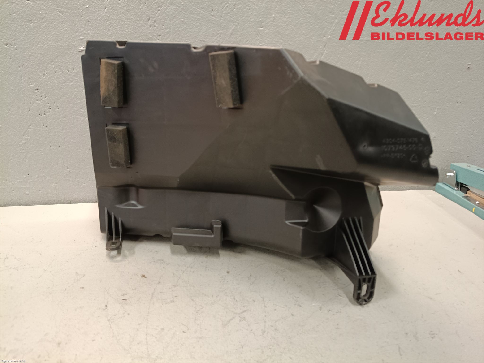 Tesla MODEL 3 17- Högtalare