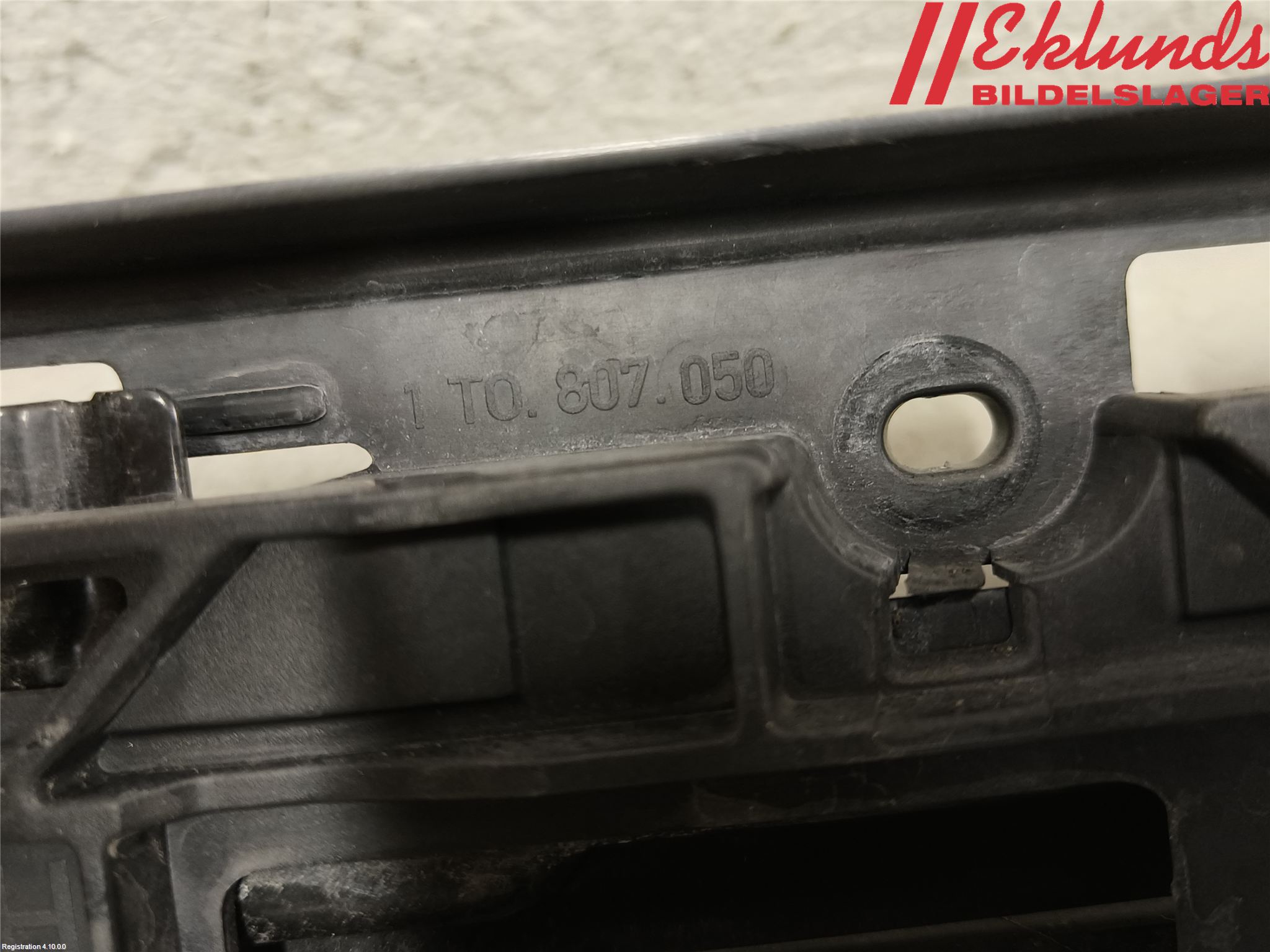 Volkswagen VW CADDY      04-10 Stötfångarfäste Fram Hö