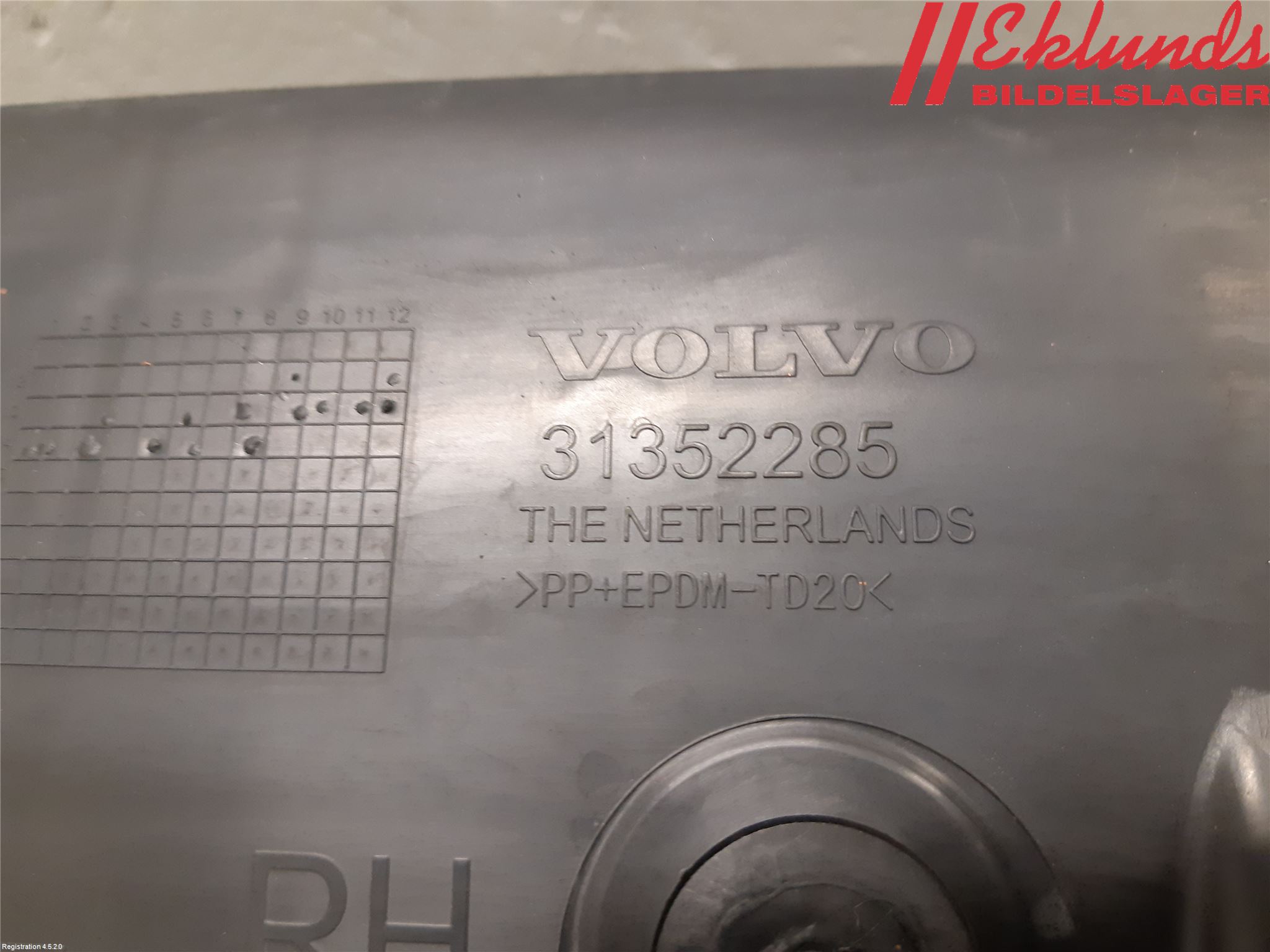 Volvo V60 11-13 Stötfångarfäste Bak Hö