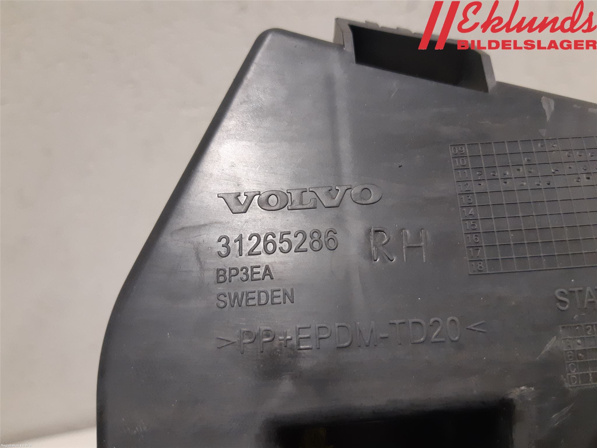 Volvo V60 11-13 Stötfångarfäste Bak Hö