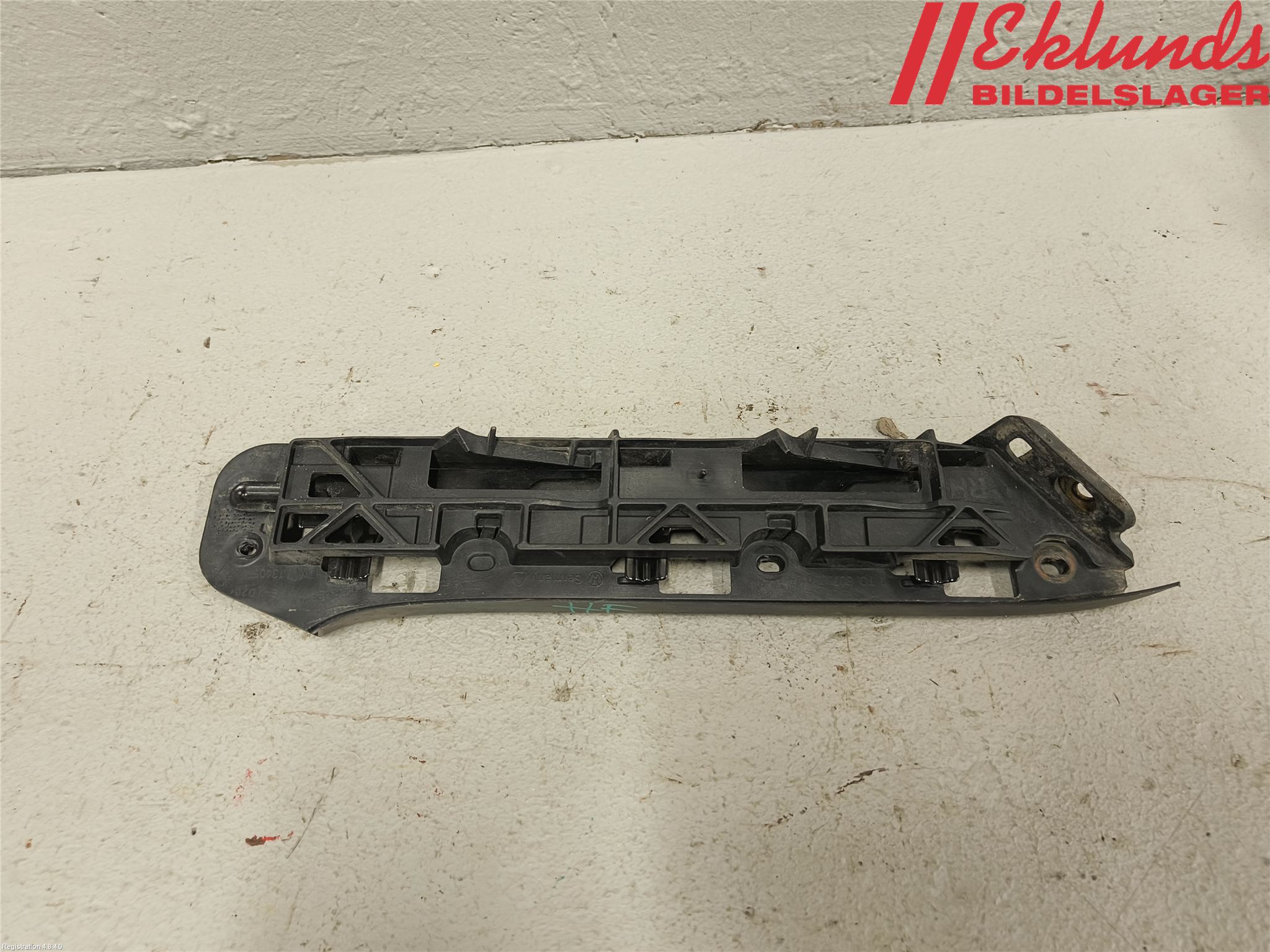Volkswagen VW CADDY      04-10 Stötfångarfäste Fram Hö