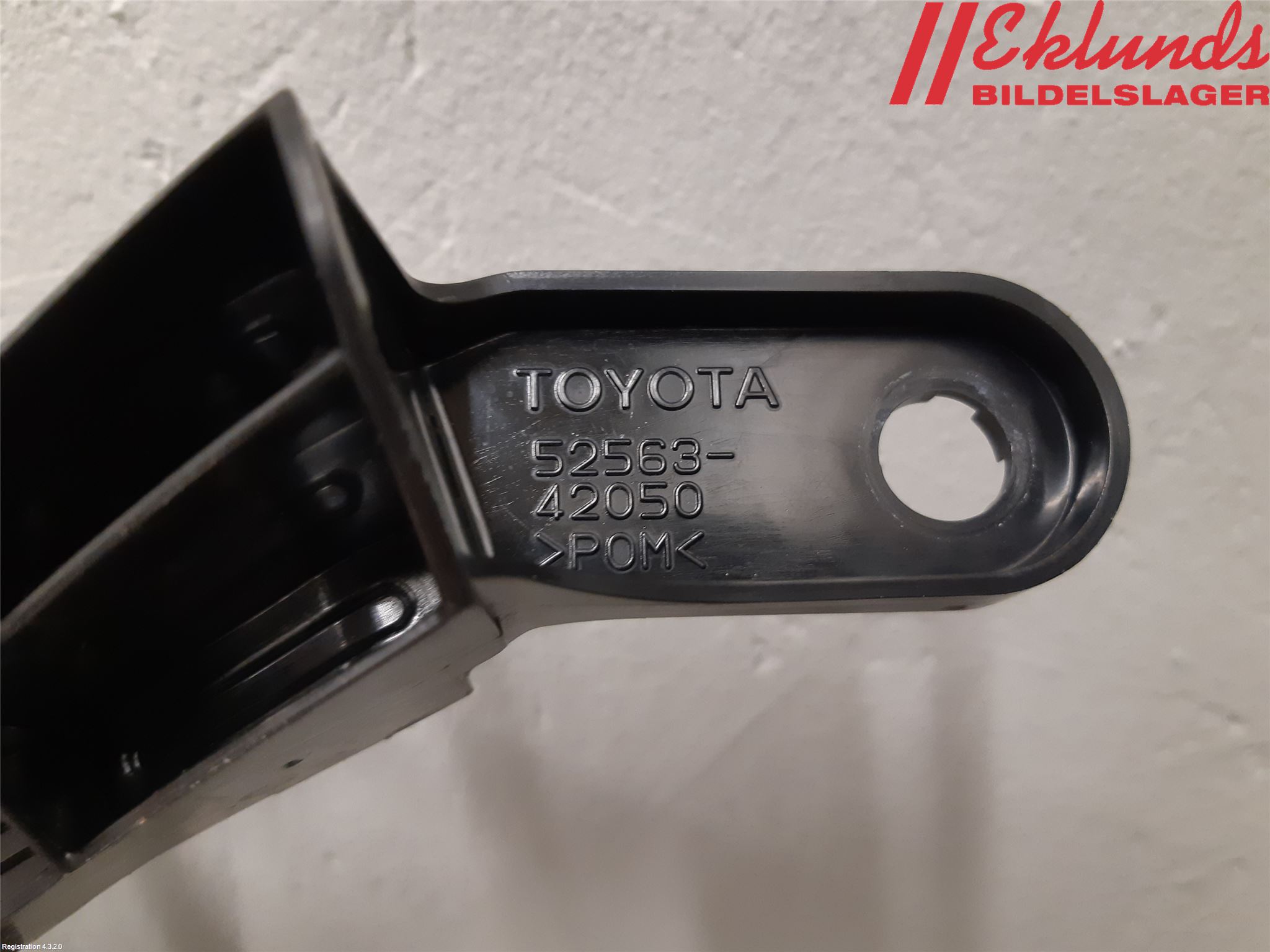 Toyota RAV4 19- Stötfångarfäste Bak Vä