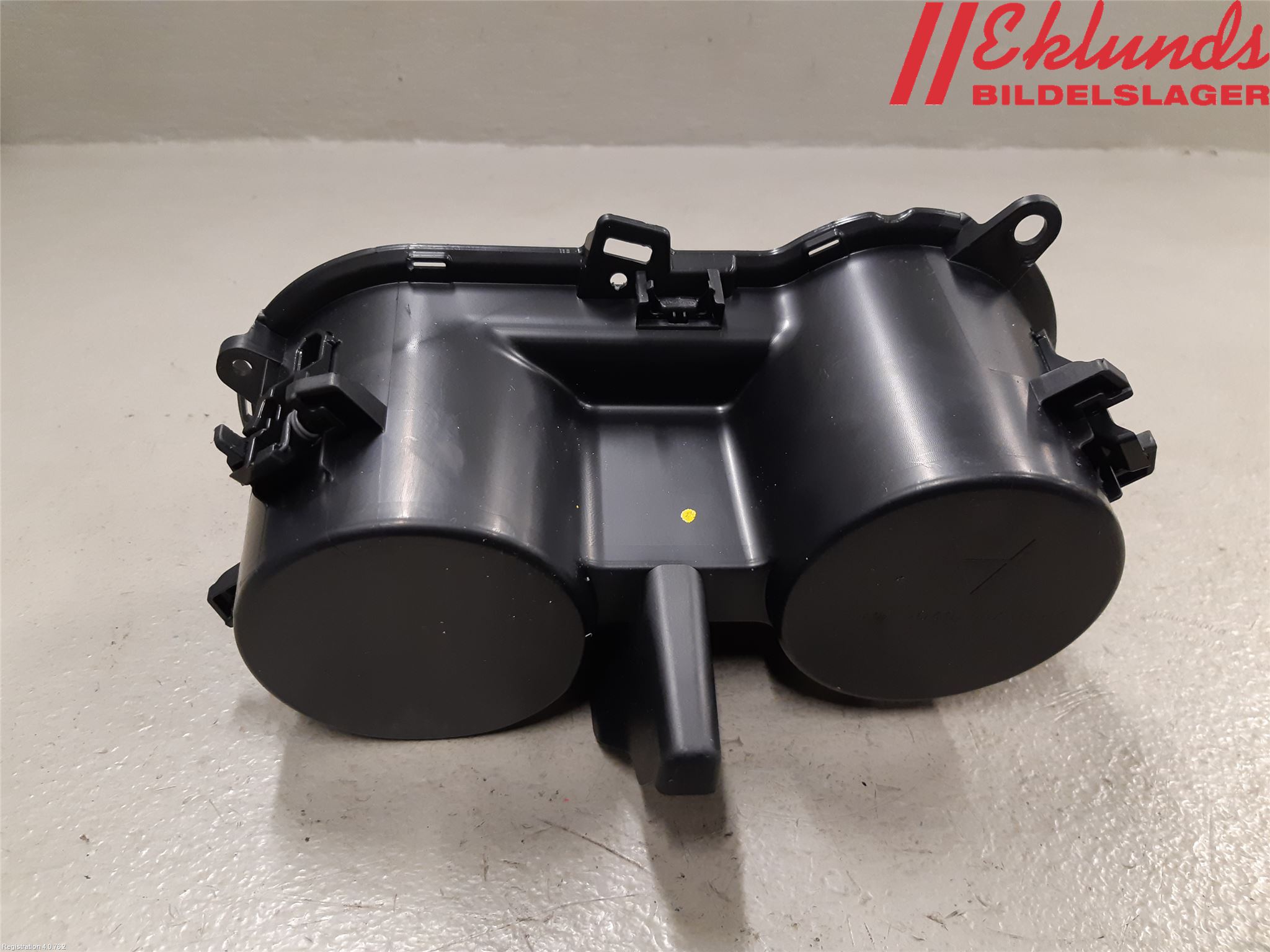 Lexus UX/300e 19- Mugghållare