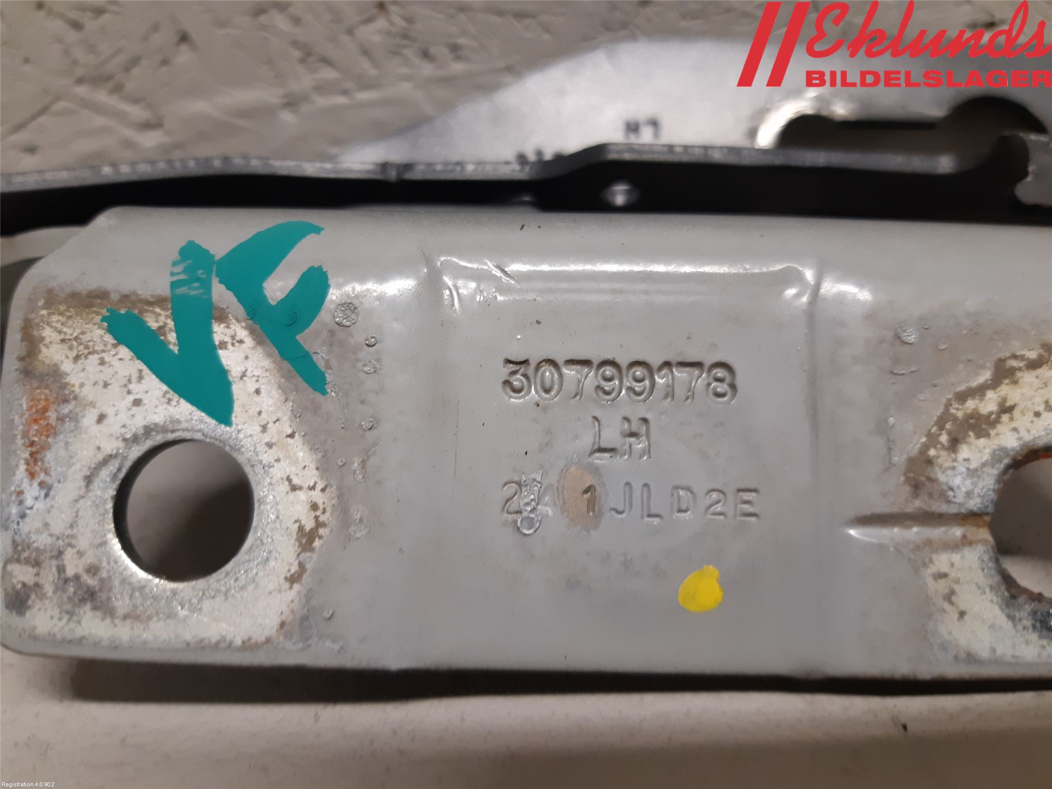 Volvo V60 11-13 Huvgångjärn