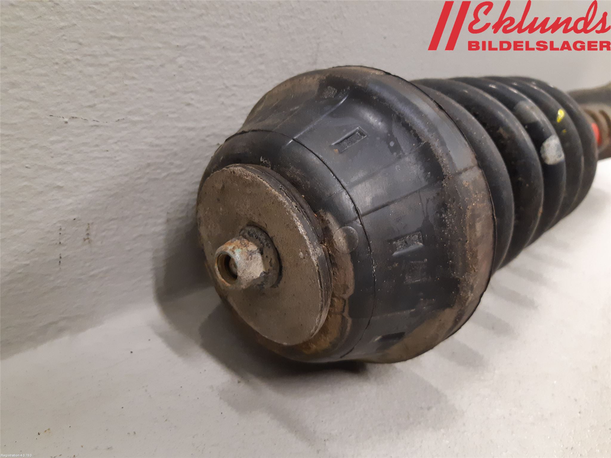 Volkswagen VW AMAROK 2H 10-22 Fjäderben Fram Vänster