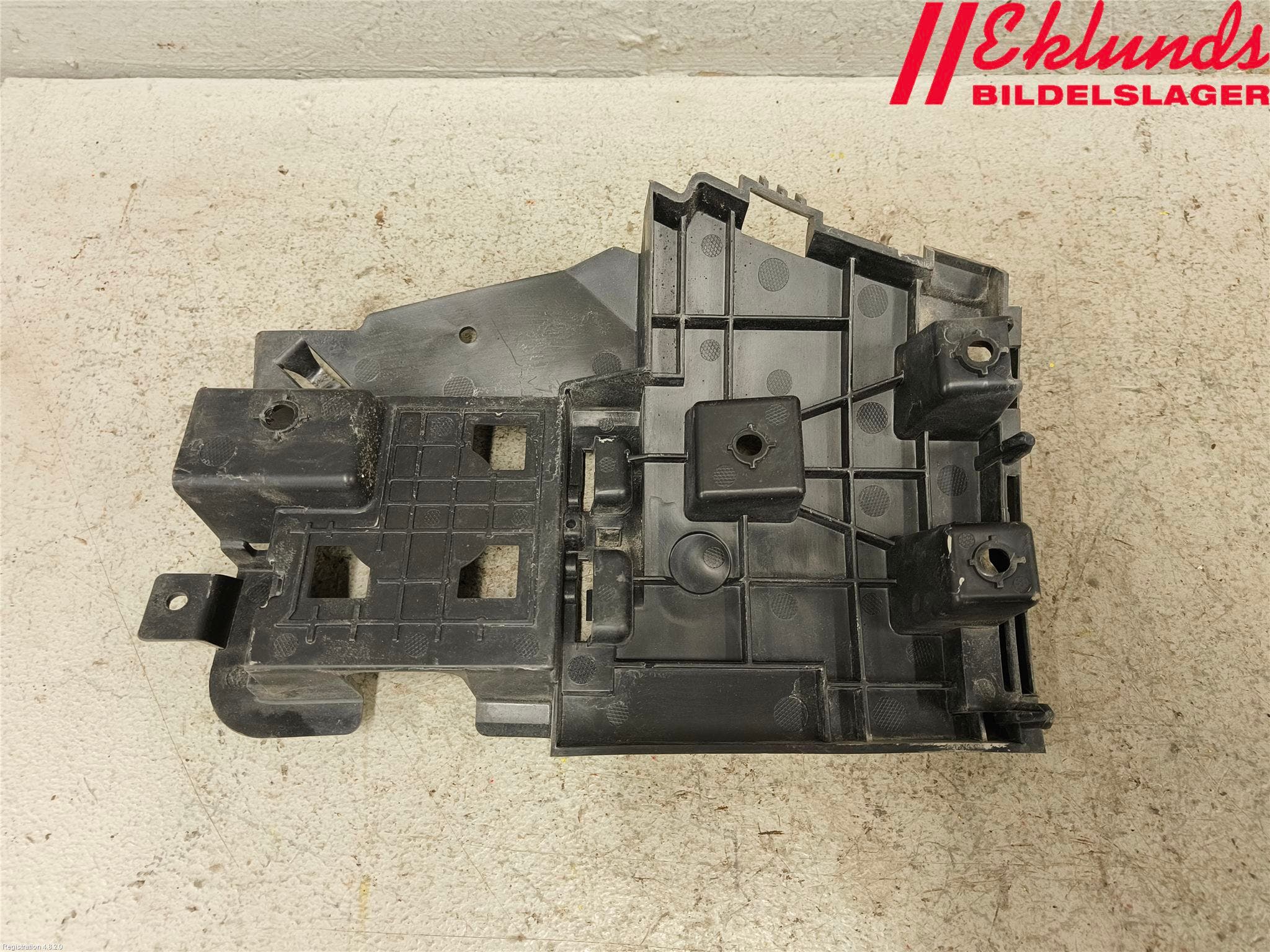 Volvo V60 14-18 Stötfångarfäste Bak Vä